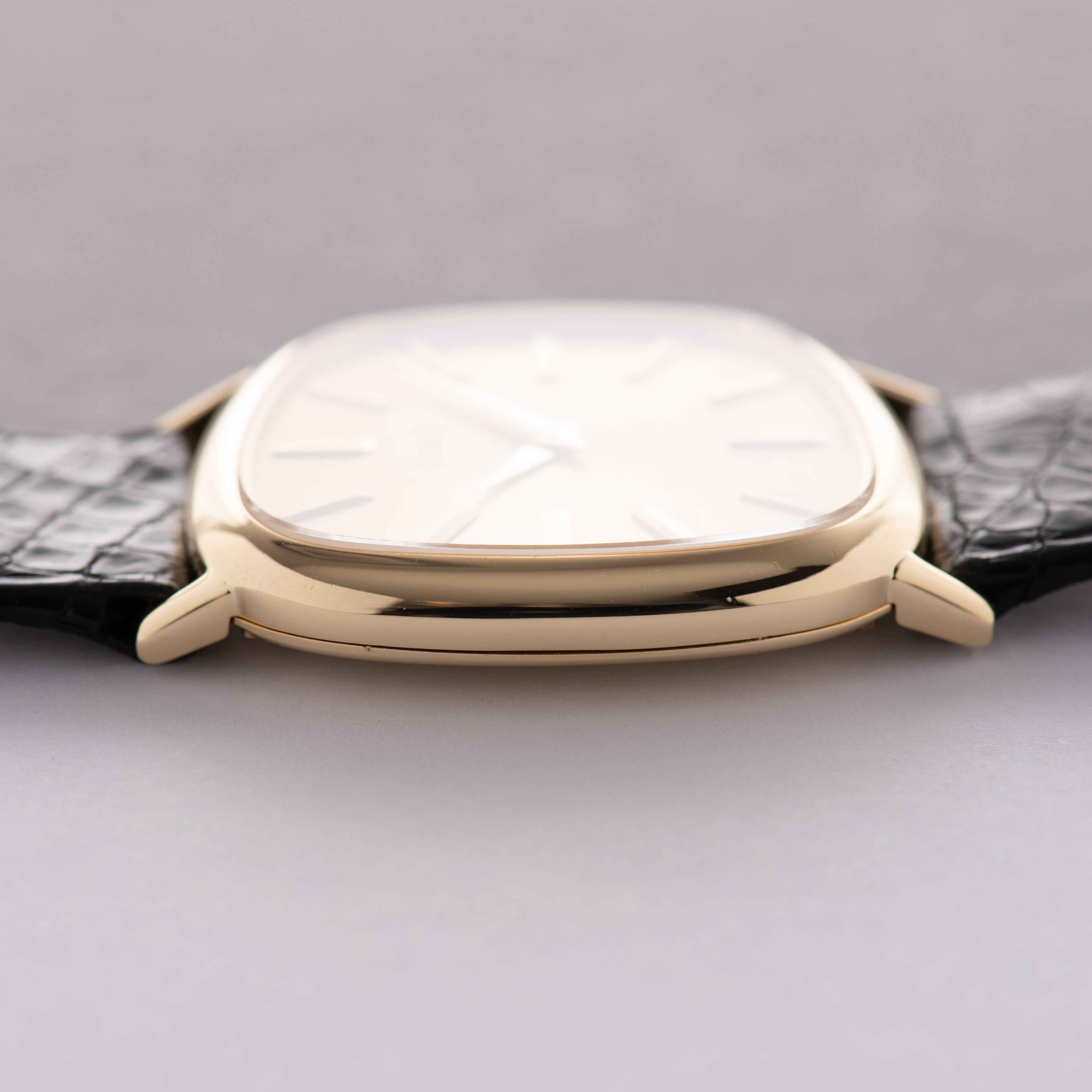 Vue de Piaget "asymétrique" gold 18K réf 9467 cal 9P