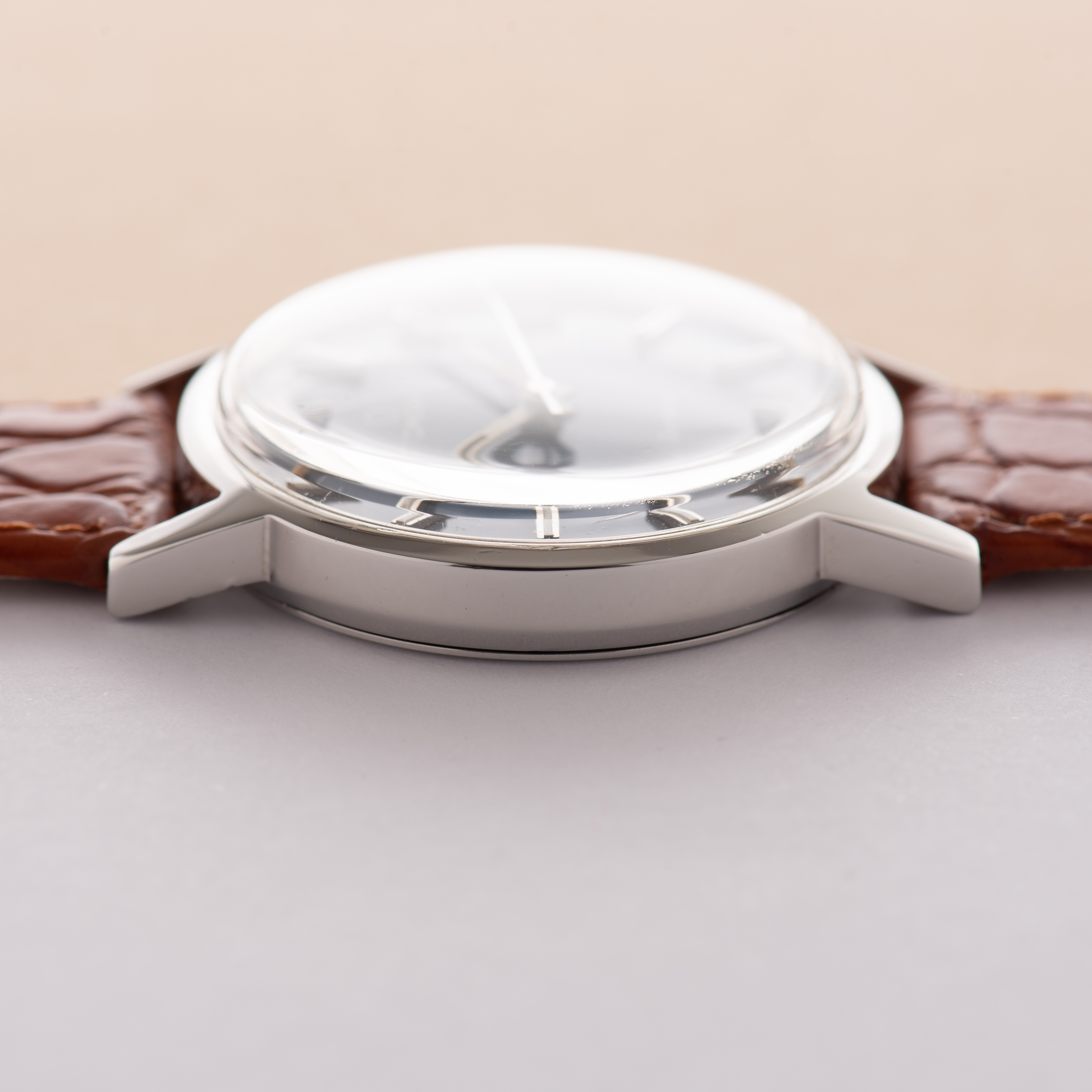 Vue de Omega Genève Date blue dial réf 136.0104 from 1972