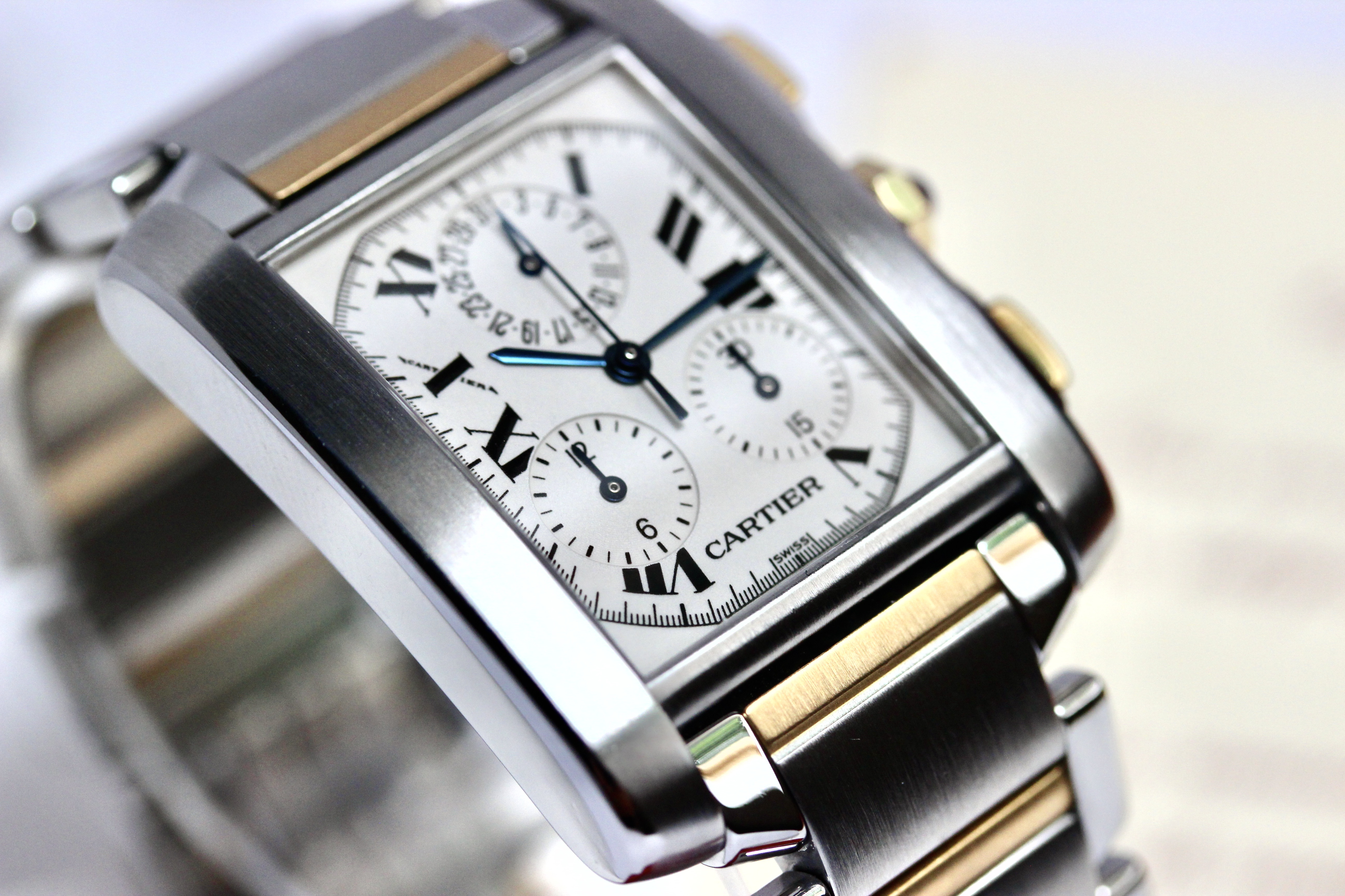 Zicht op Cartier Tank Frans ref 2303 goud/staal