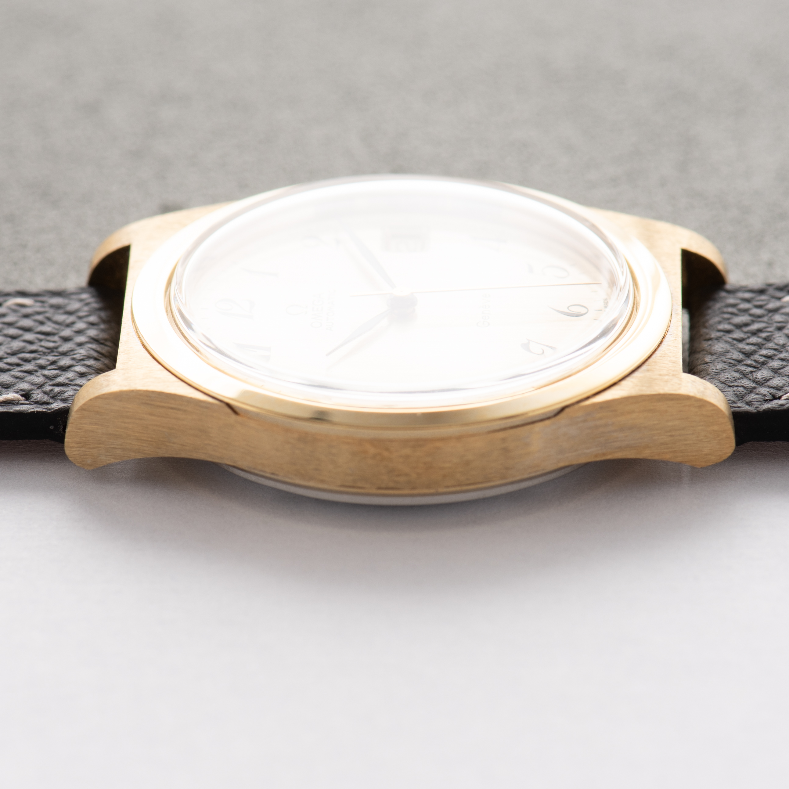 Zicht op Omega Geneva Automatic Date Breguet Dial Ref 166.068 uit 1973
