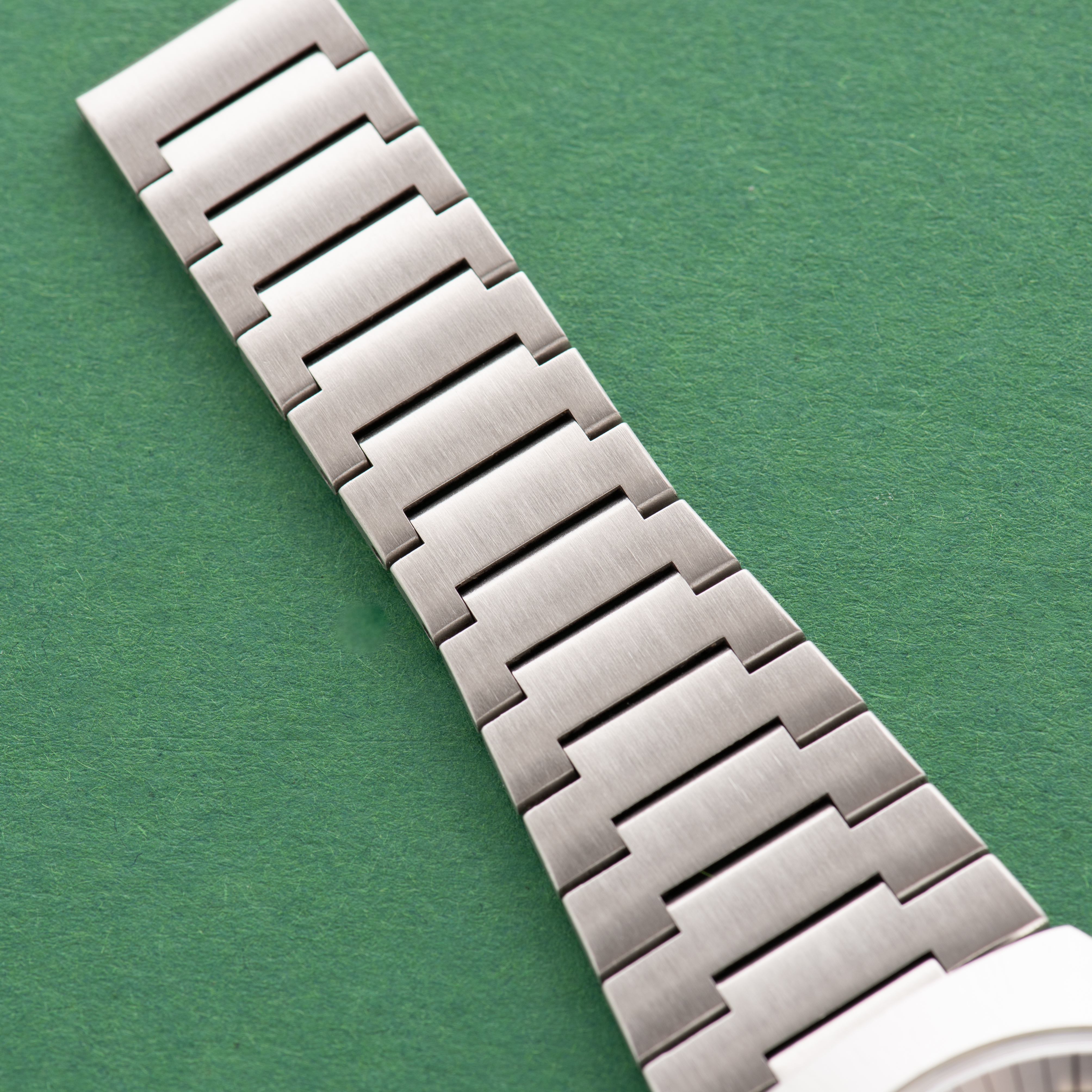 Zicht op Omega Electronic F300 Hz Genève Chronometer Blue dial Réf 198.021 from 1973