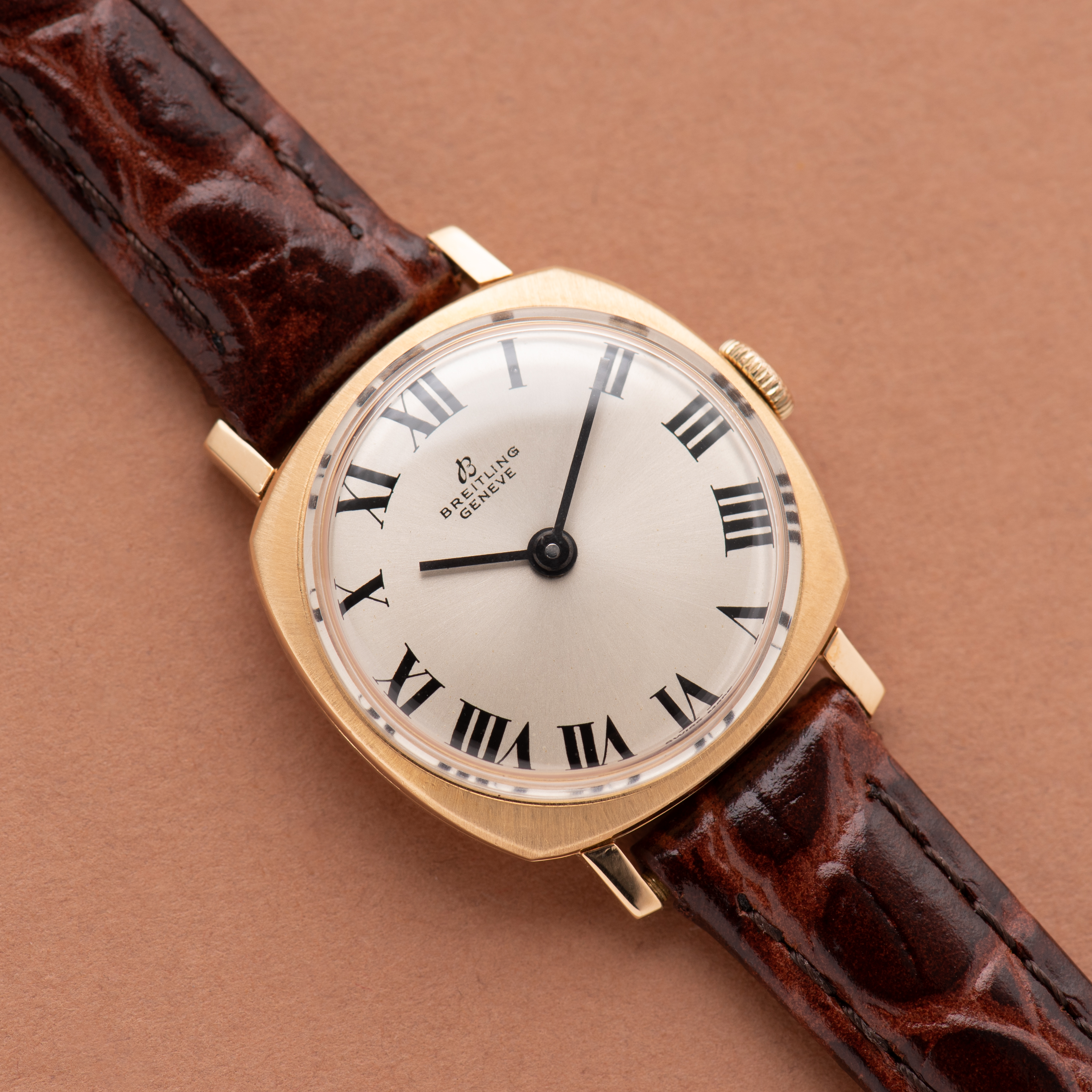View of Breitling Genève Roman dial gold 18k ref 73/219B ETA 2512