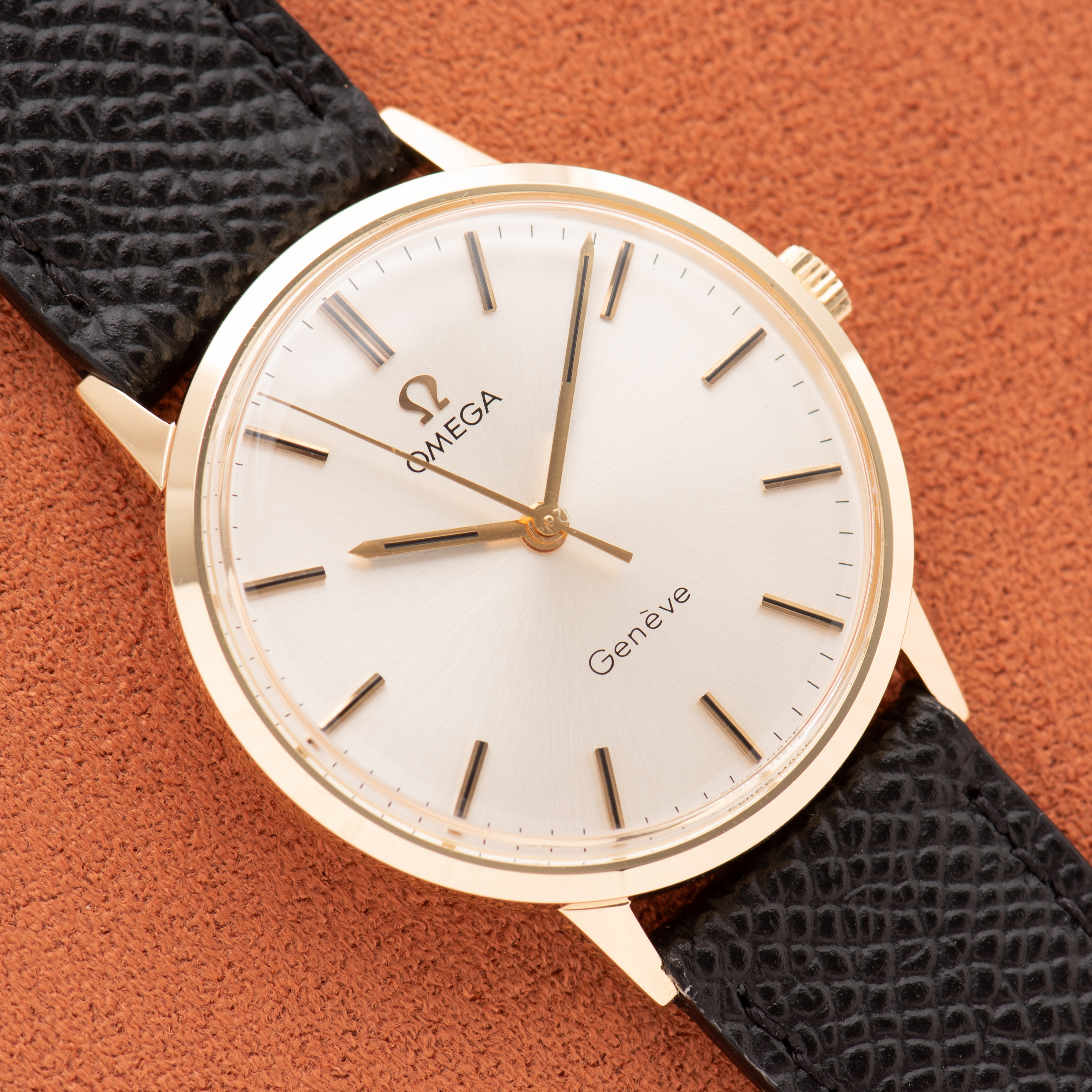 Vue de Omega Genève Dress Watch 14K Yellow Gold from 1969 Réf 131.041