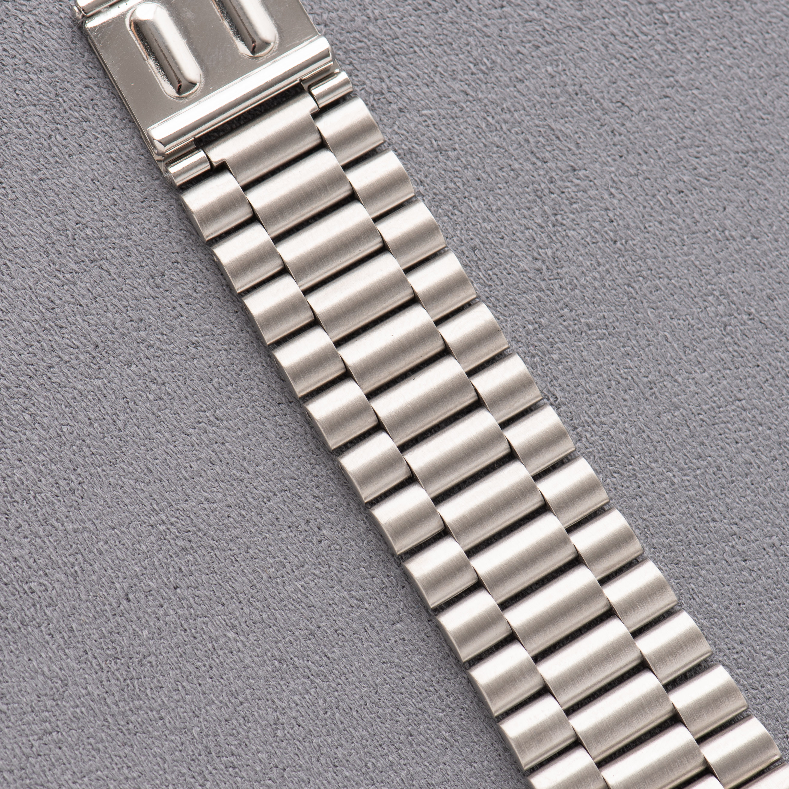 View of TAG Heuer Professional 200 meters Chrono Quartz Ref 560.260M Full Set from 1993