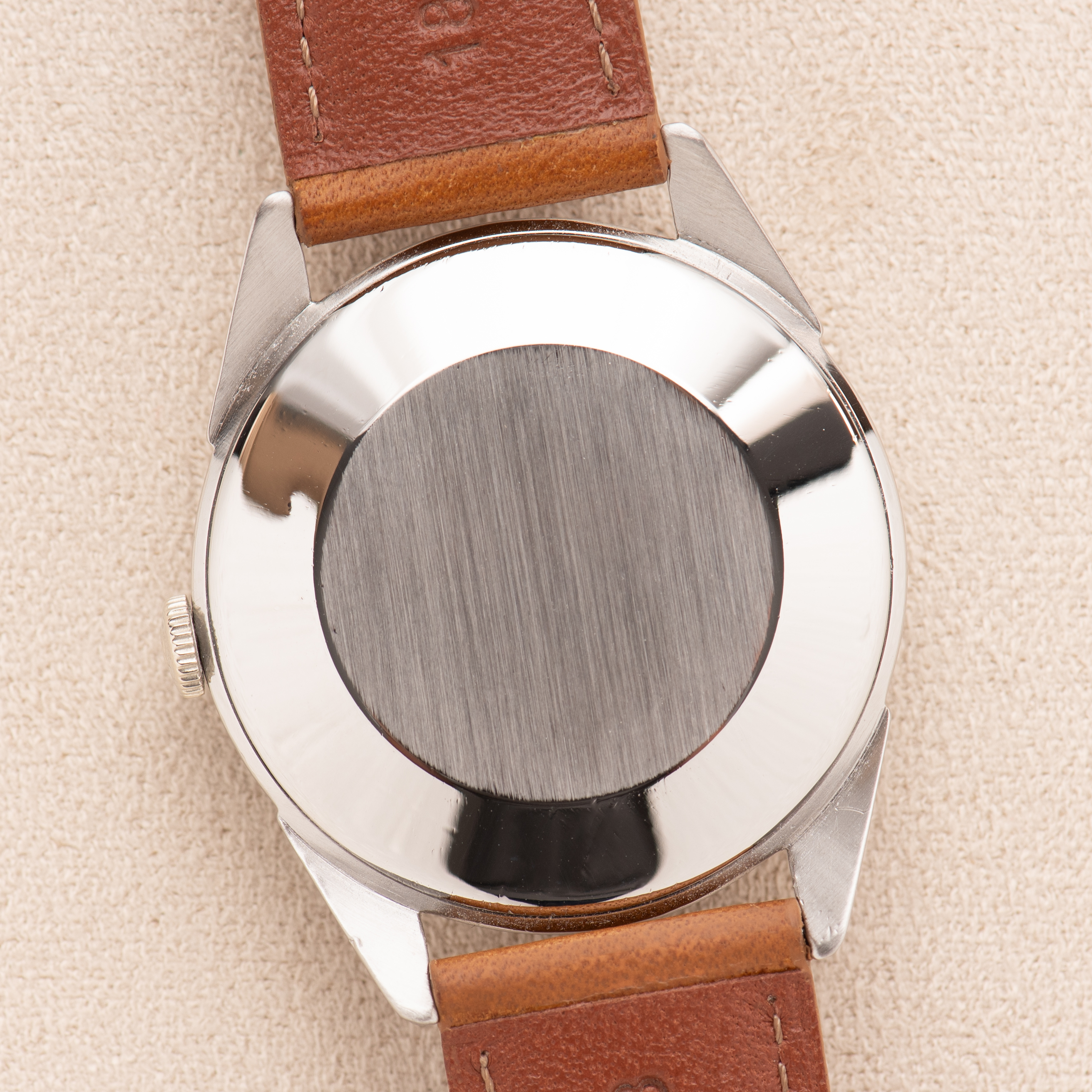 Zicht op Omega Second Center Patina Black Dial ref 2910-2 SC uit 1956