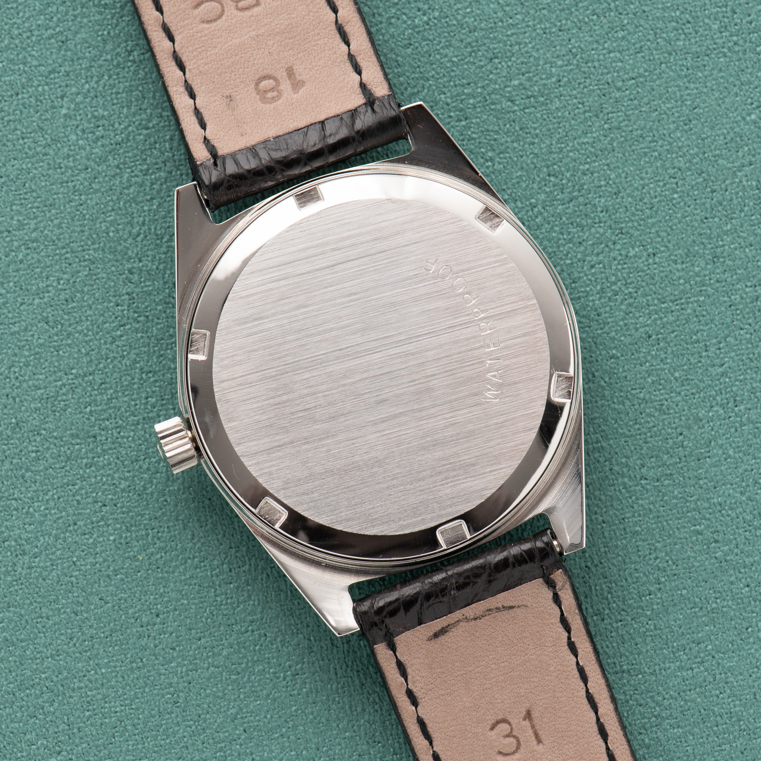 View of Omega Genève Mécanique Réf 135.041 from 1973 New Old Stock with box and sticker