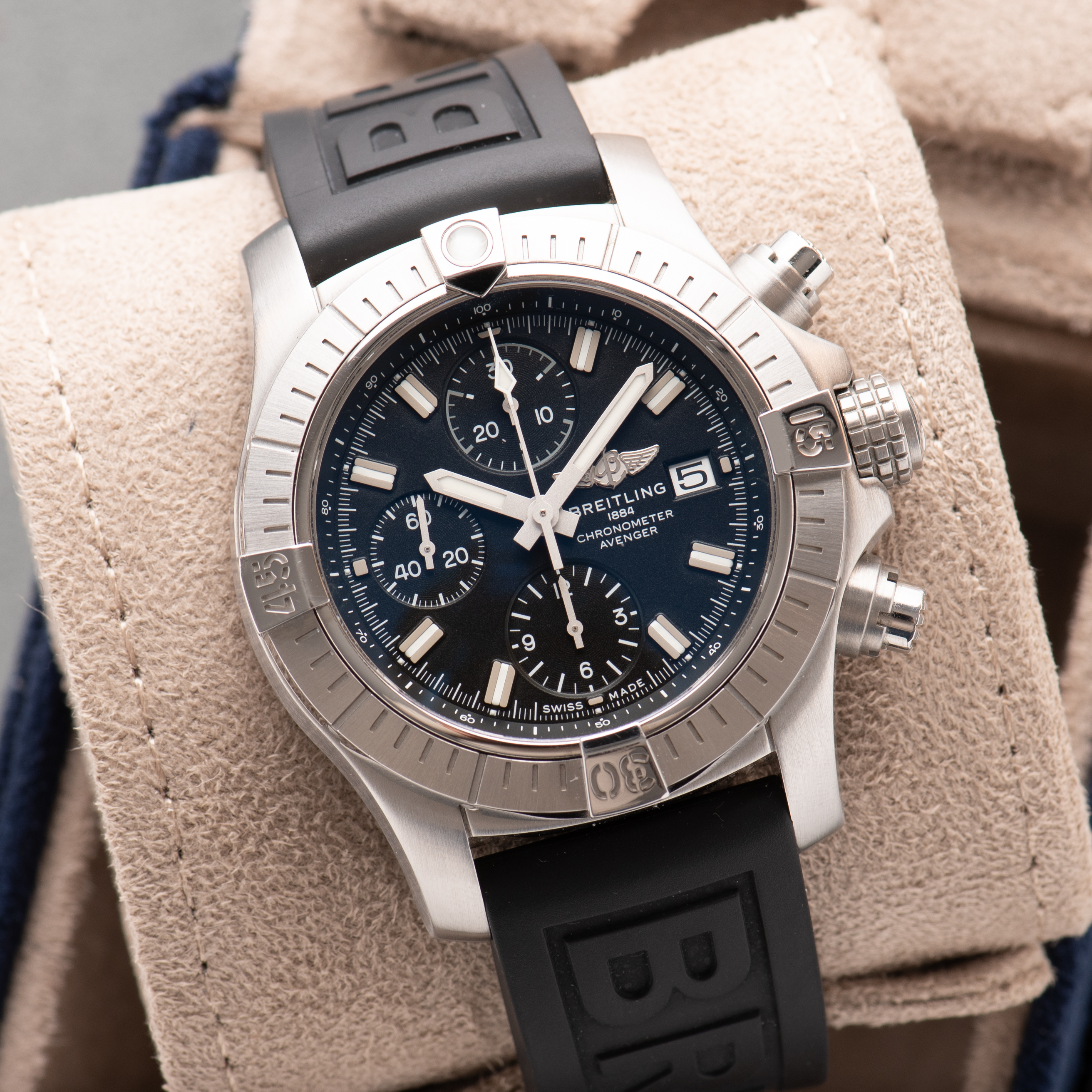 Zicht op Breitling Avenger Chronograph 43mm ref A13385 Volledige Set van 2024