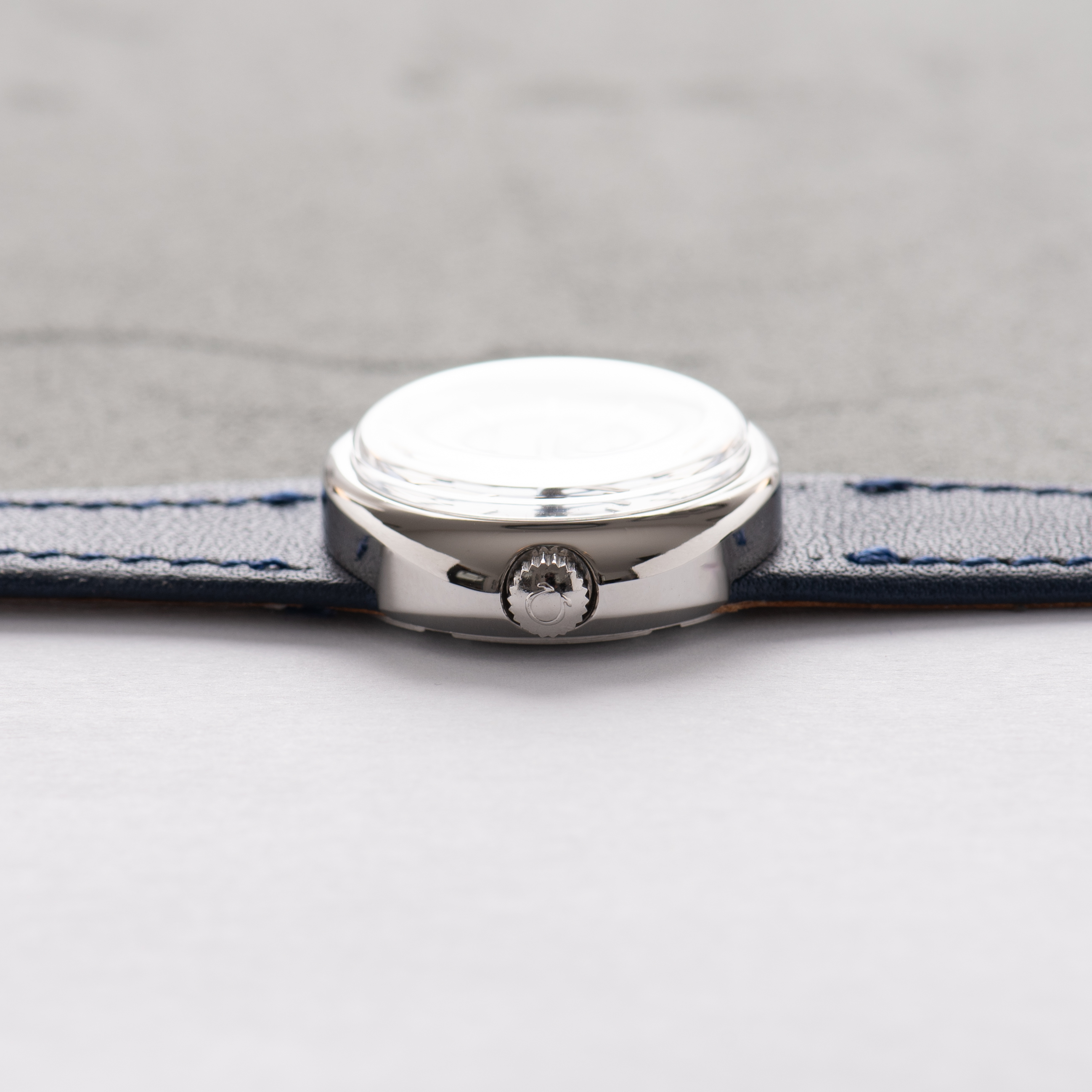View of Omega Automatic Genève Dynamic Woman Date Grey/blue Dial Réf 566.015 from 1971