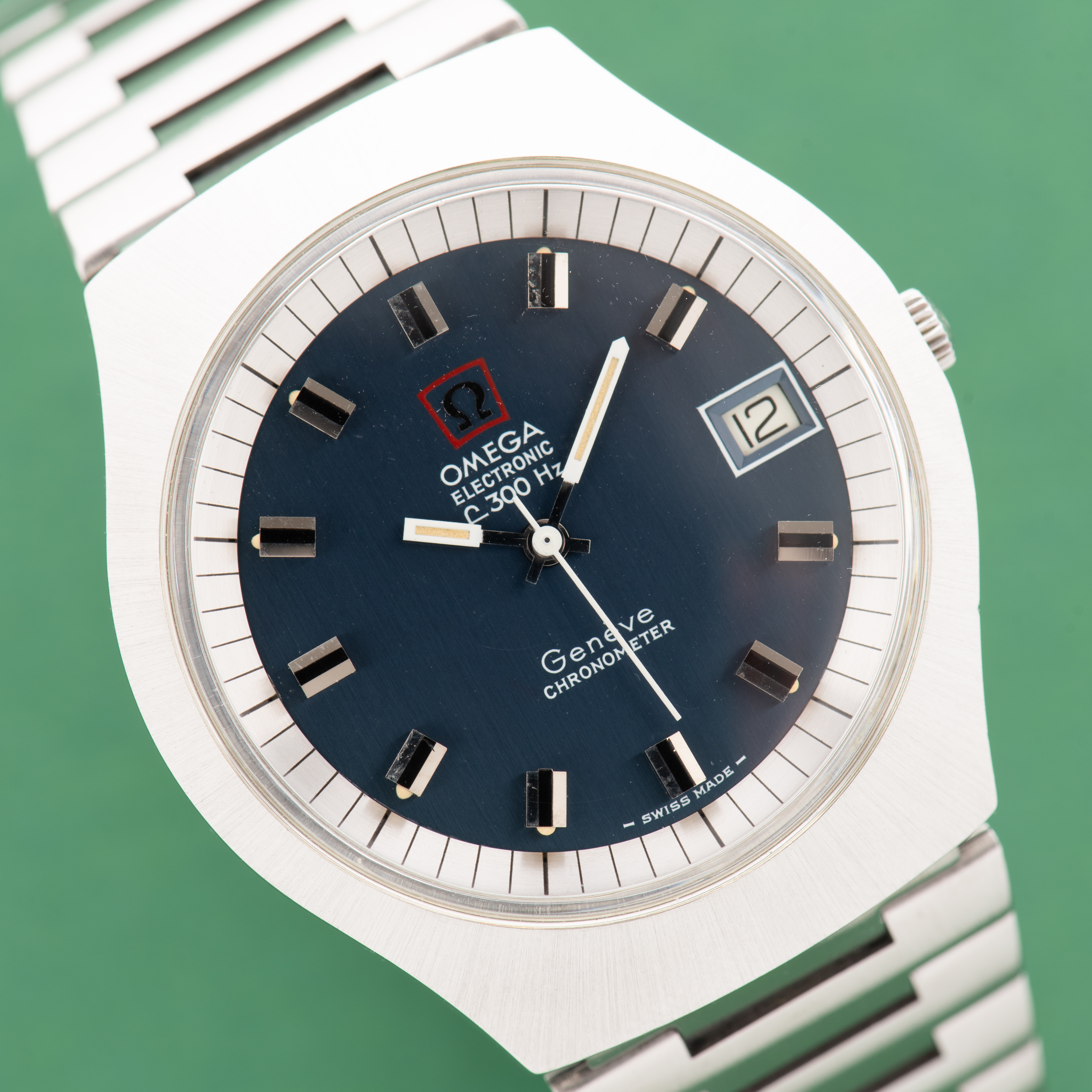 Zicht op Omega Electronic F300 Hz Genève Chronometer Blue dial Réf 198.021 from 1973