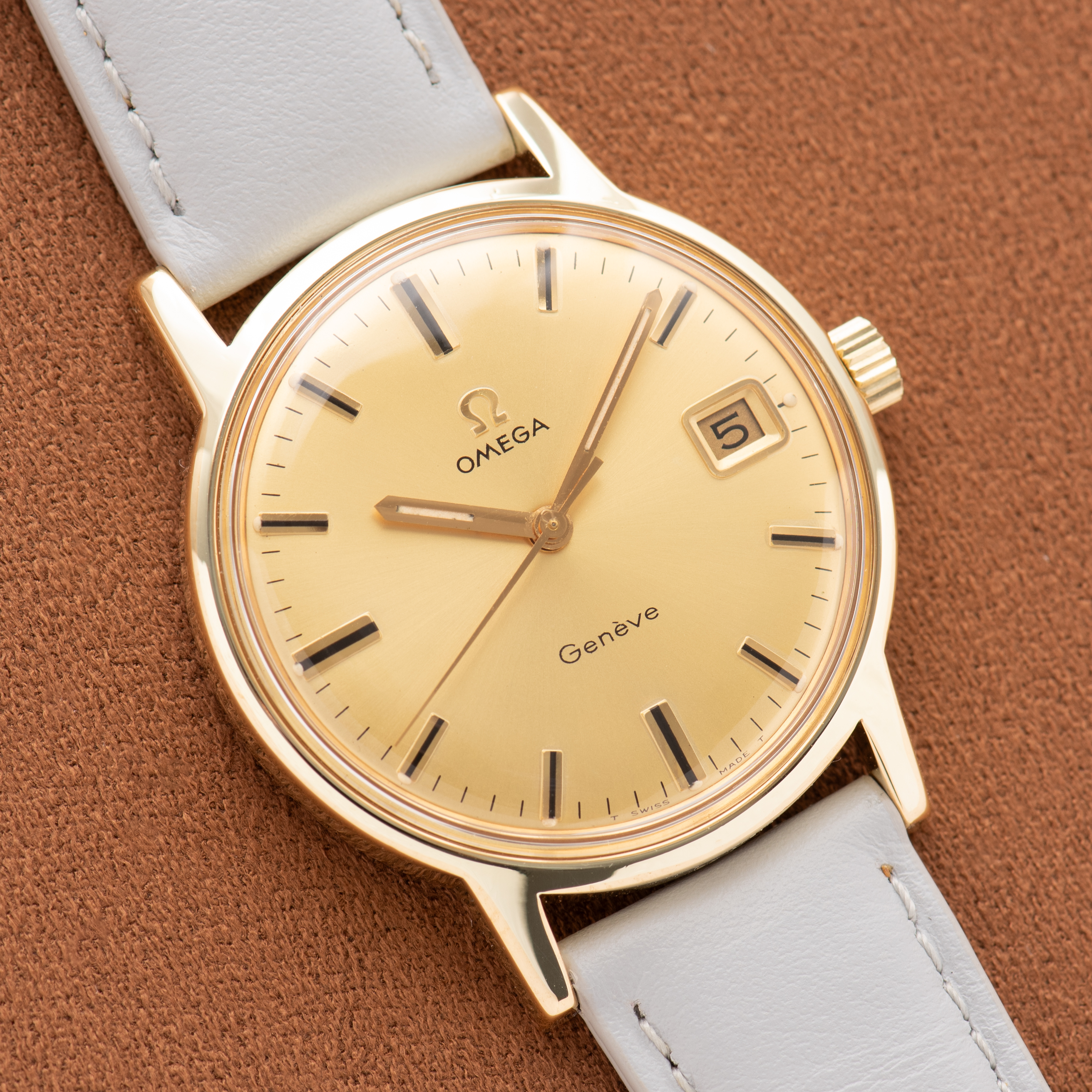 Vue de Omega Genève Date Gold Dial Réf 136.070 from 1970