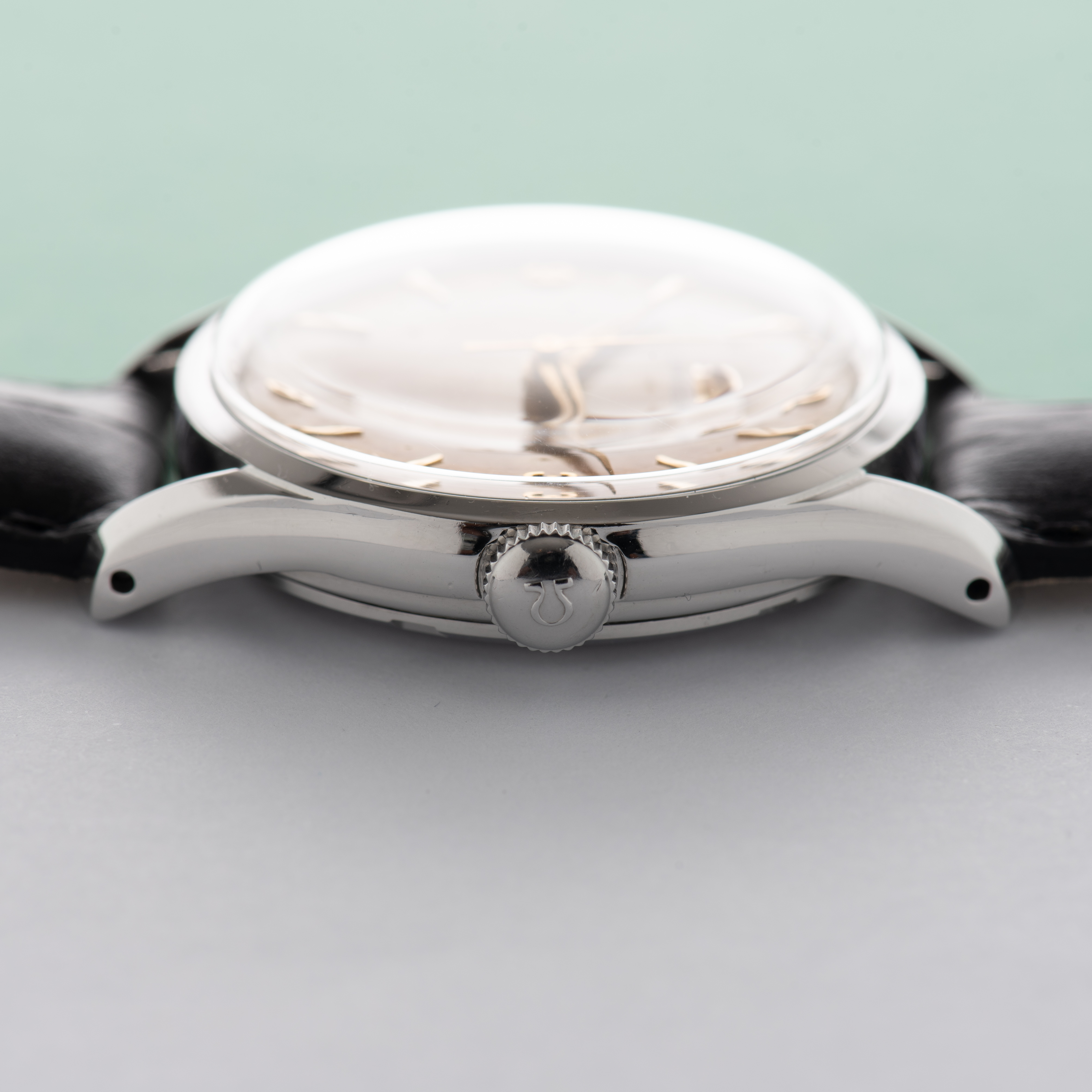 View of Omega Dress Cal 283 réf 2640-9 SC from 1952