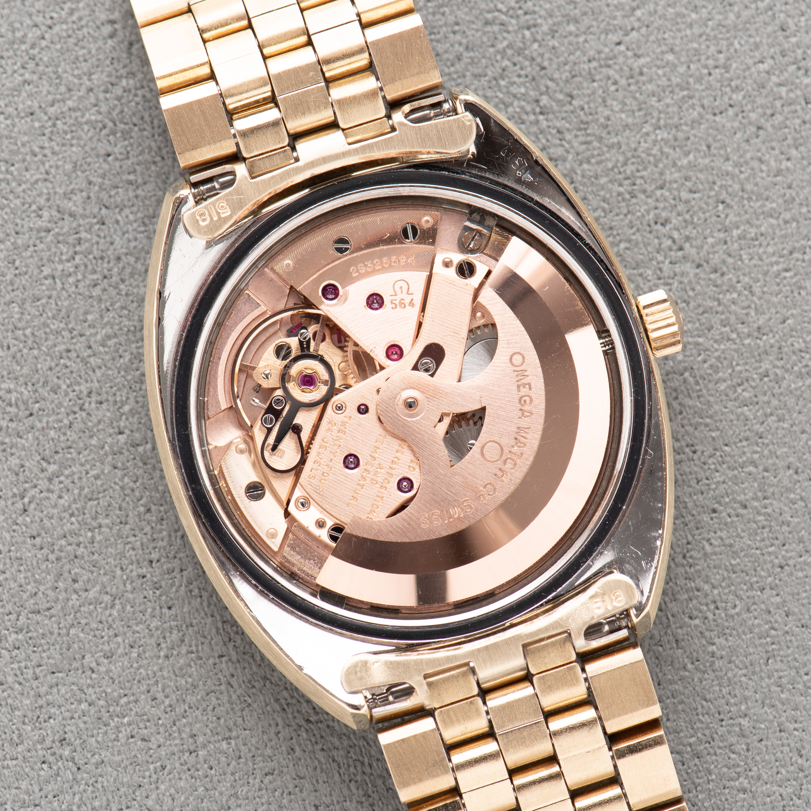 Zicht op Omega Constellation Chronometer C-shape 14K Gold Capped from 1968 Réf 168.017SP