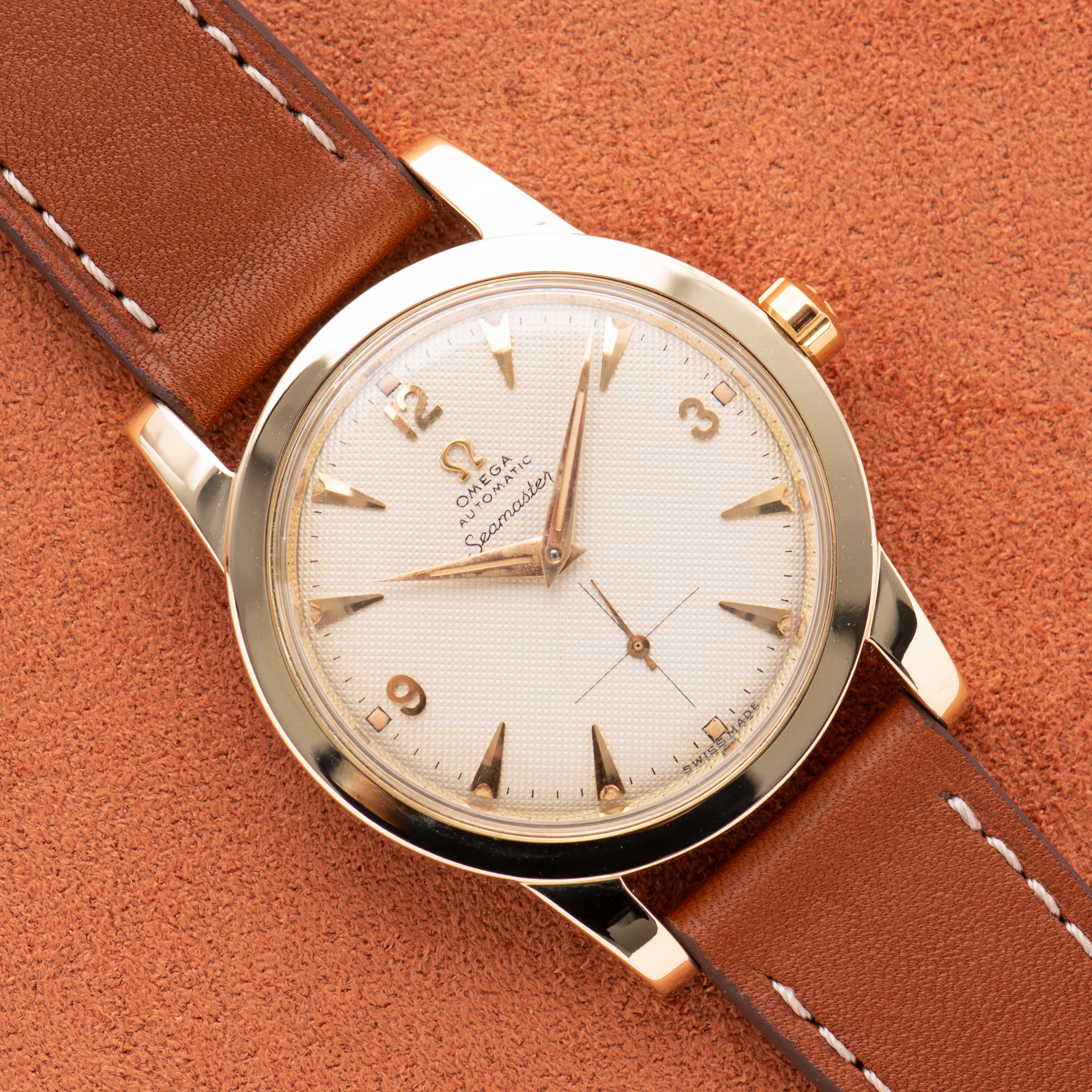 Vue de Omega Seamaster Automatic Bumper Beefy Lugs "Honeycomb dial" 1952 réf 2576-21