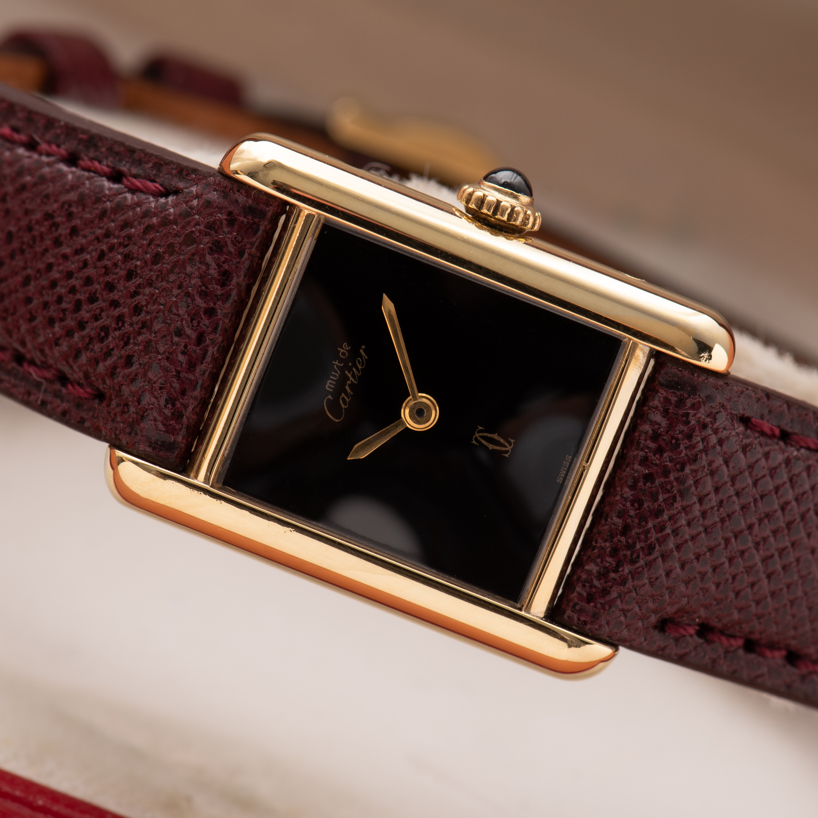 Zicht op Cartier Must de Tank Vermeil PM Onyx Black Dial from 1980