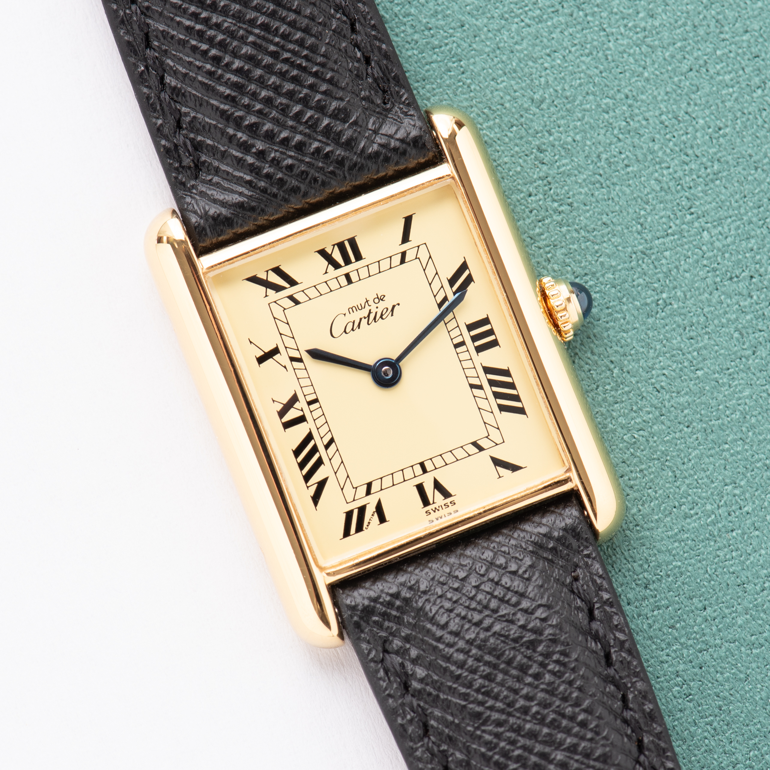 Zicht op Cartier Tank De Must Vermeil GM Lemon Roman dial Ref 590005 vanaf 1980-1990