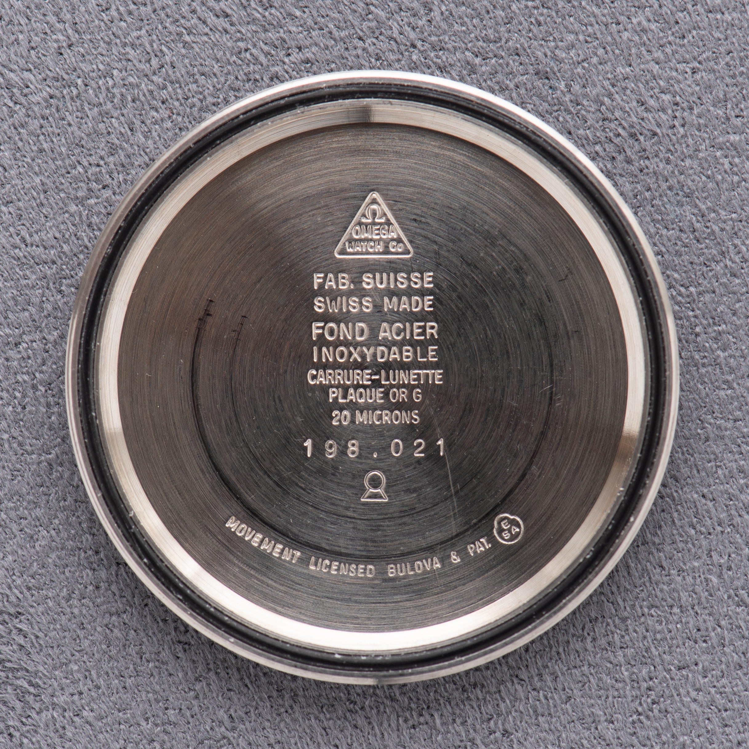 Zicht op Omega Electronic F300 Hz Chronometer Gouden wijzerplaat Ref 198.021
