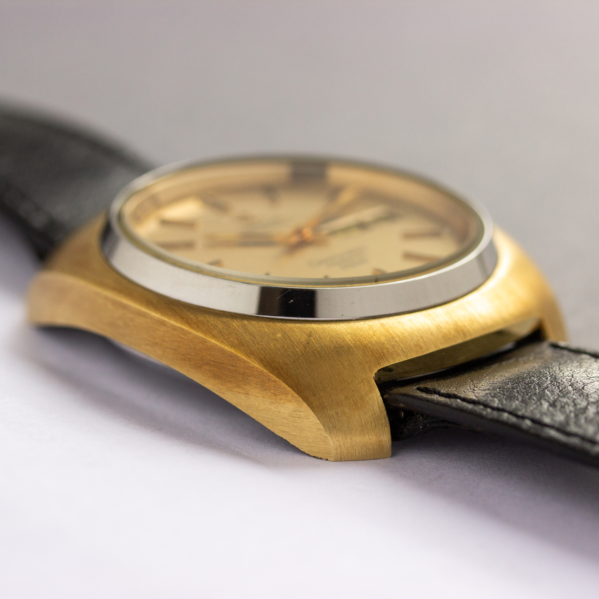 Zicht op Omega Automatic Seamaster Cosmic 2000 New Old Stock Réf 166.133