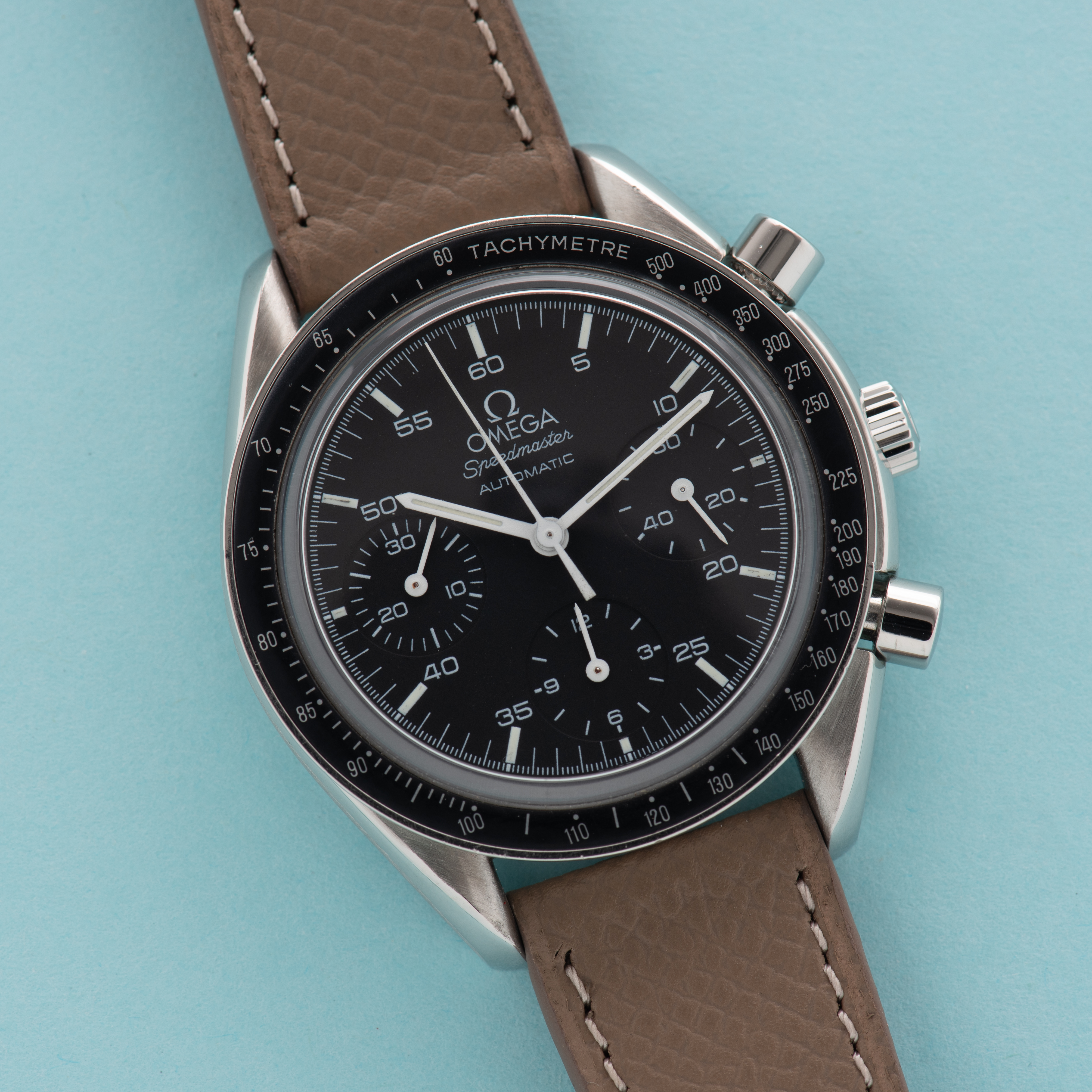 Vue de Oméga Speedmaster Reduced Automatic réf 3539.50.00