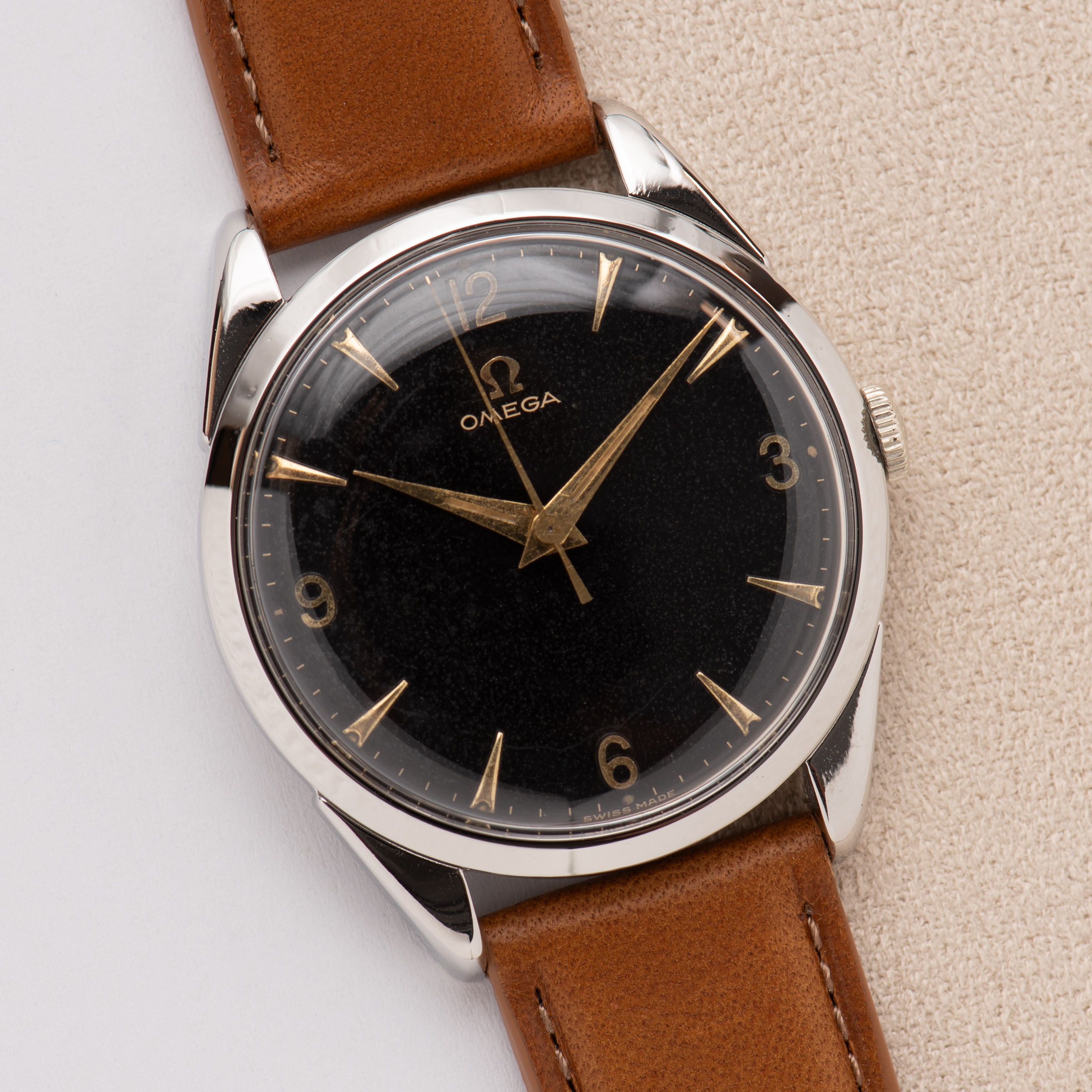 Zicht op Omega Second Center Patina Black Dial ref 2910-2 SC uit 1956