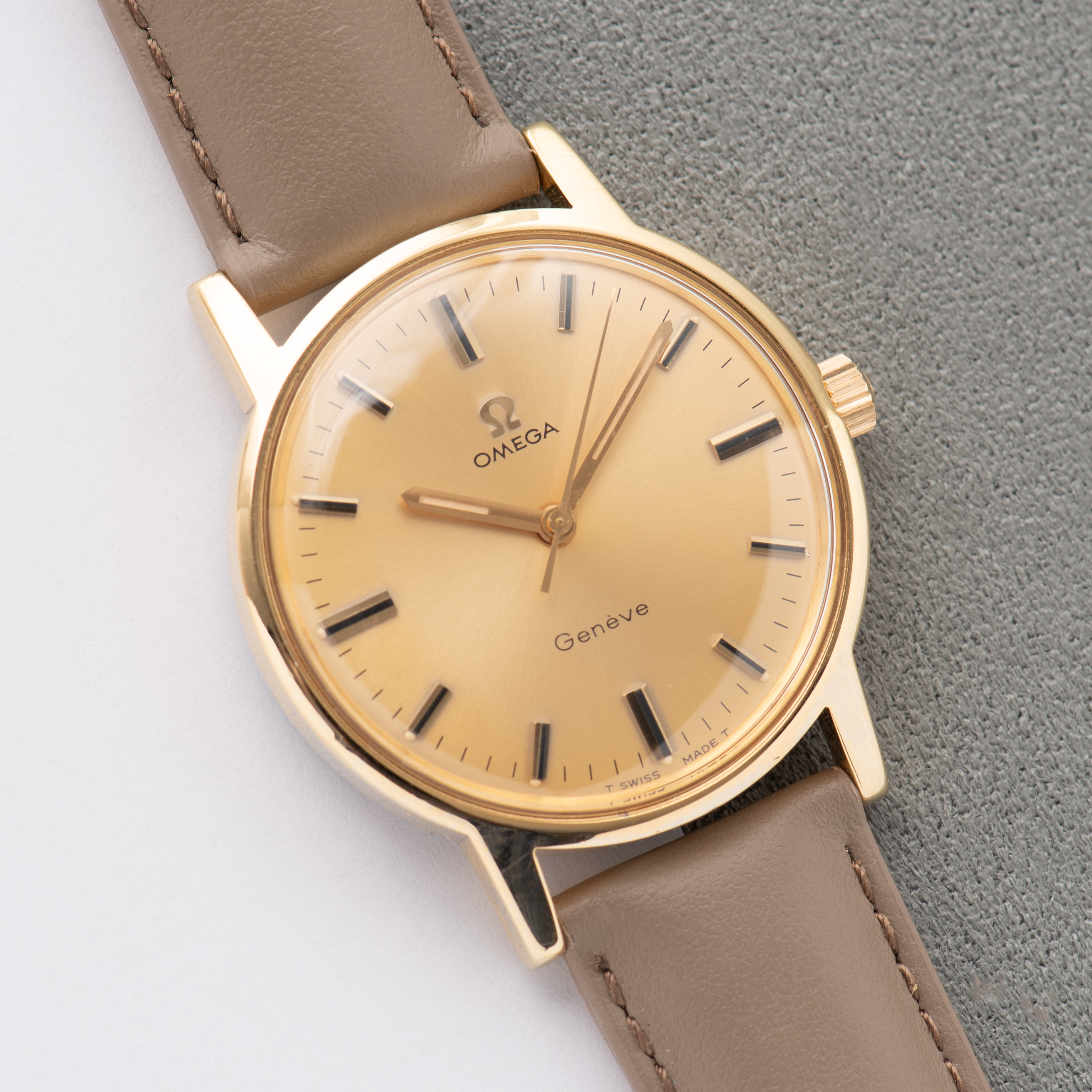 Zicht op Omega Genève Gouden wijzerplaat Ref 135.070 vanaf 1969