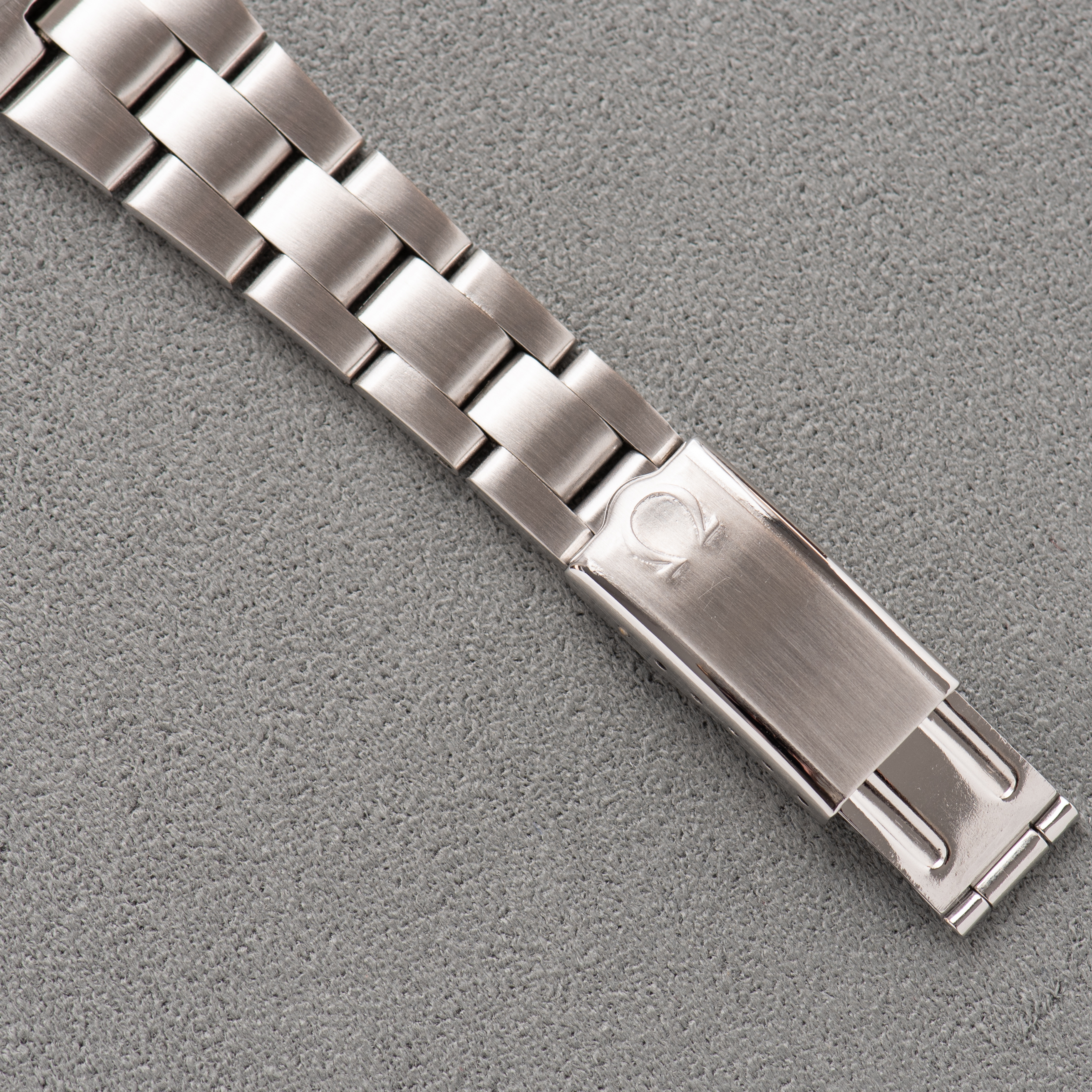 Vue de Omega Genève Dynamic Woman Mécanique Date Blue dial Réf 566.015 from 1971