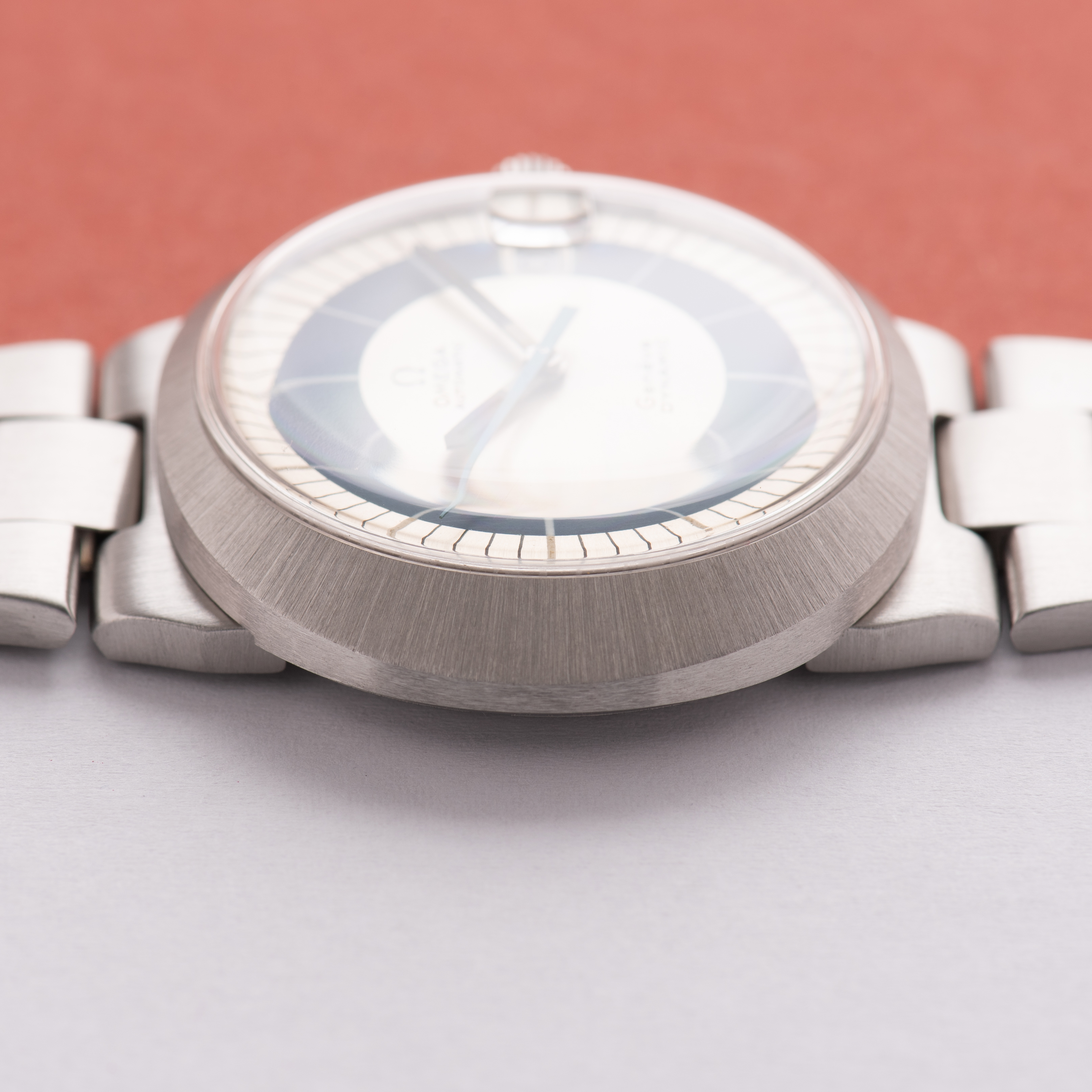 Zicht op Omega Genève Dynamic Automatic Blue Dial uit 1968 Ref 166.039