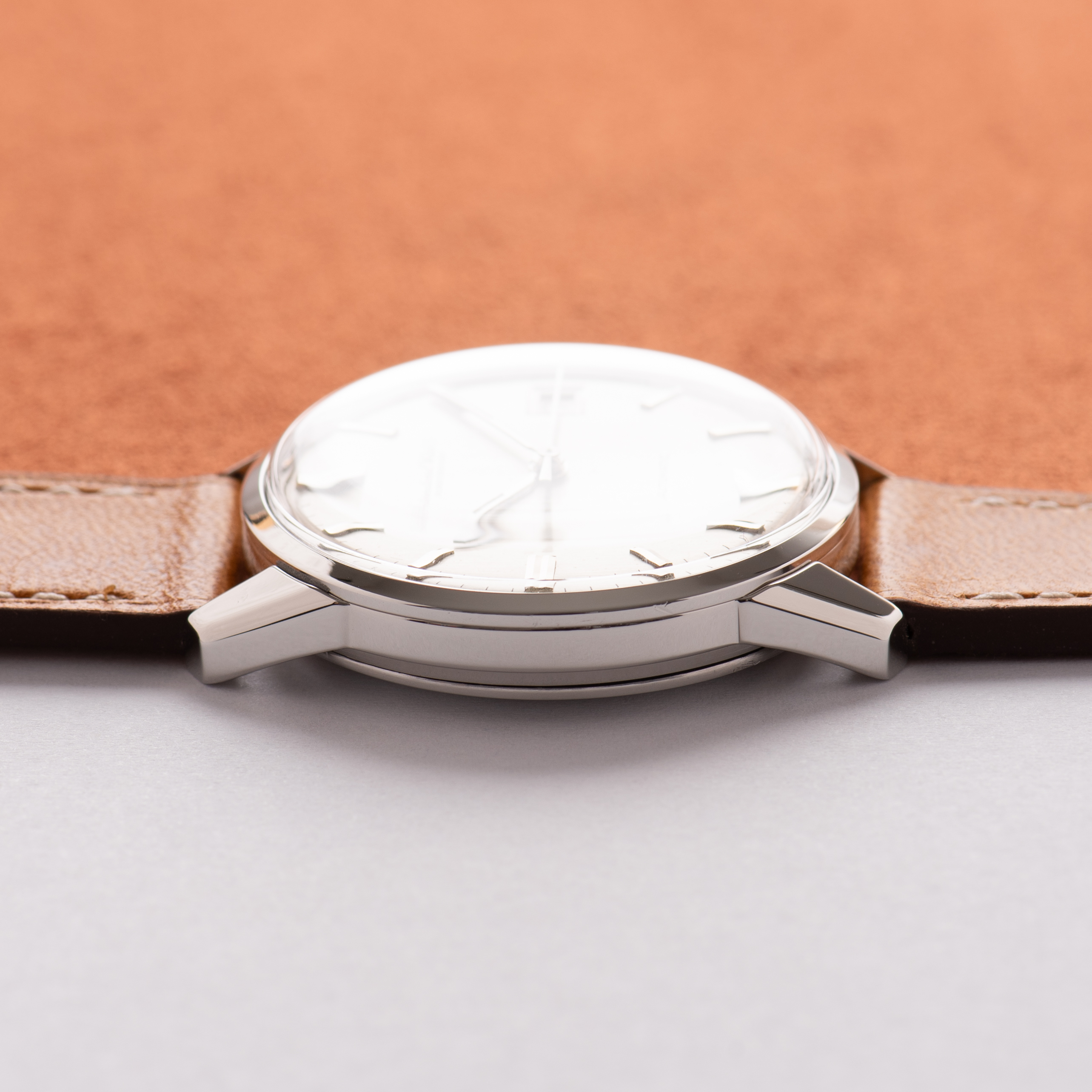 Vue de IWC International Watch Co Schaffhausen Automatic Silver Dial réf R810A