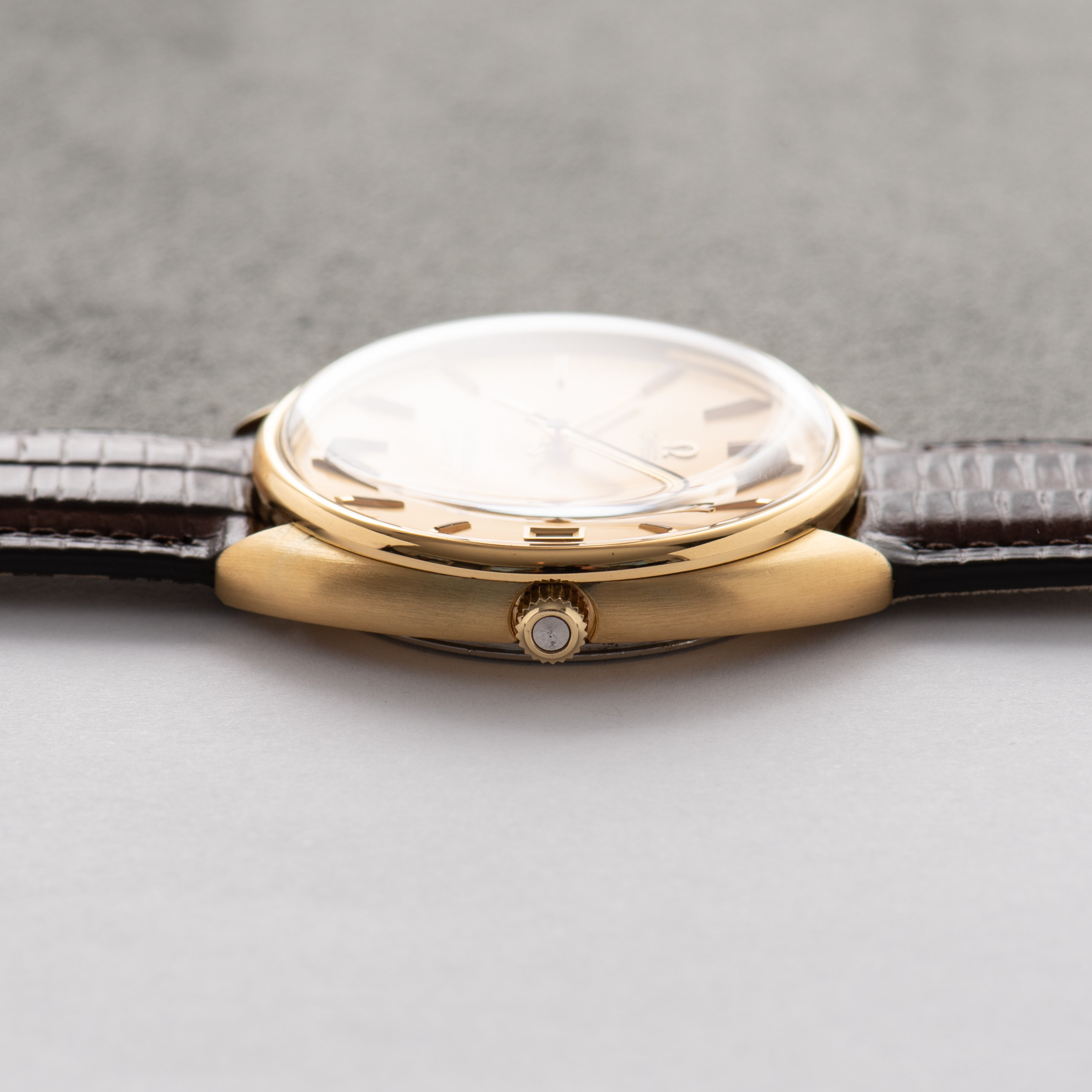 Vue de Omega Quartz Seamaster Date Gold Dial réf 196.0078 cal 1342 from 1979