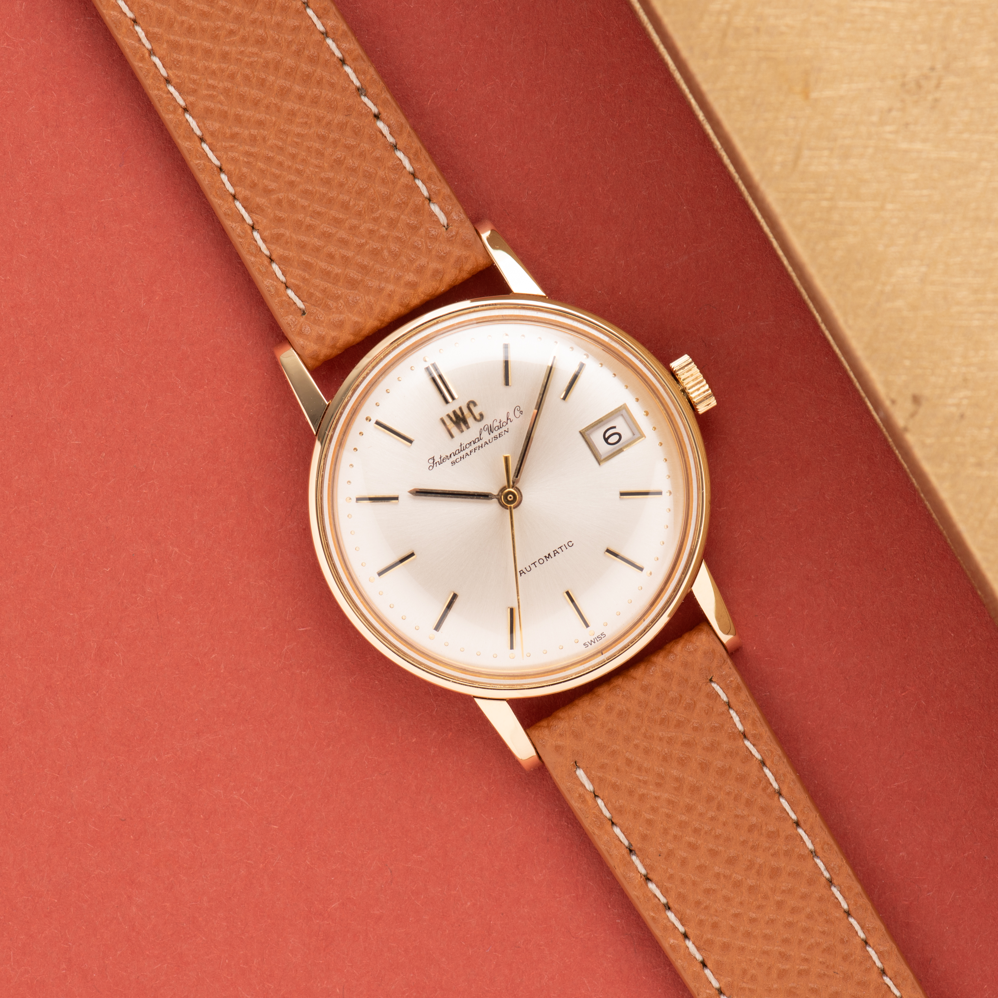 Zicht op IWC International Watch Co Schaffhausen Automatic Gold 18K cal 8541 réf 802A