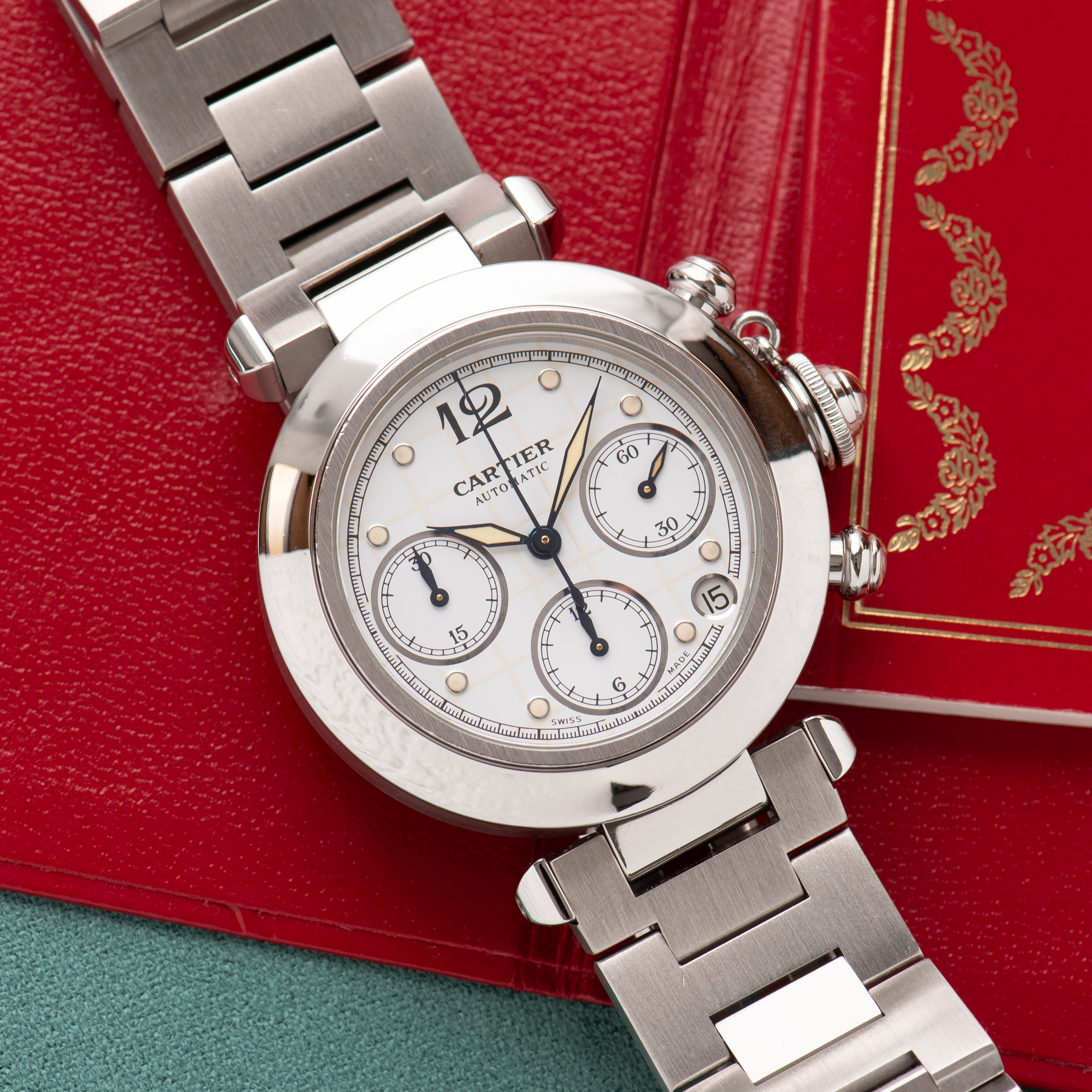 Zicht op Cartier De Pasha Chronograph White/Crème Dial Réf 2412