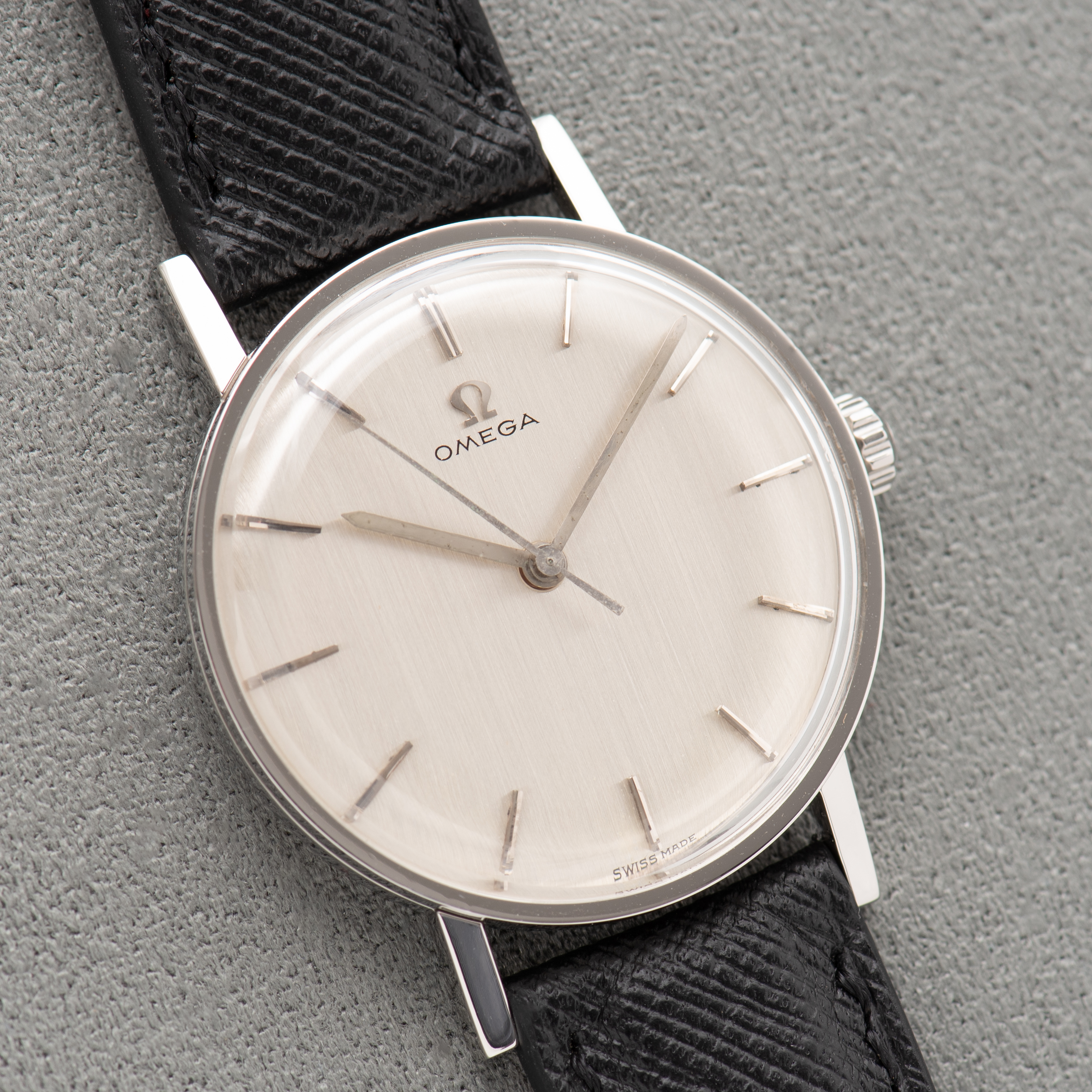 Vue de Omega Dress Watch Centre Seconds Silver Dial réf 131.004 from 1962