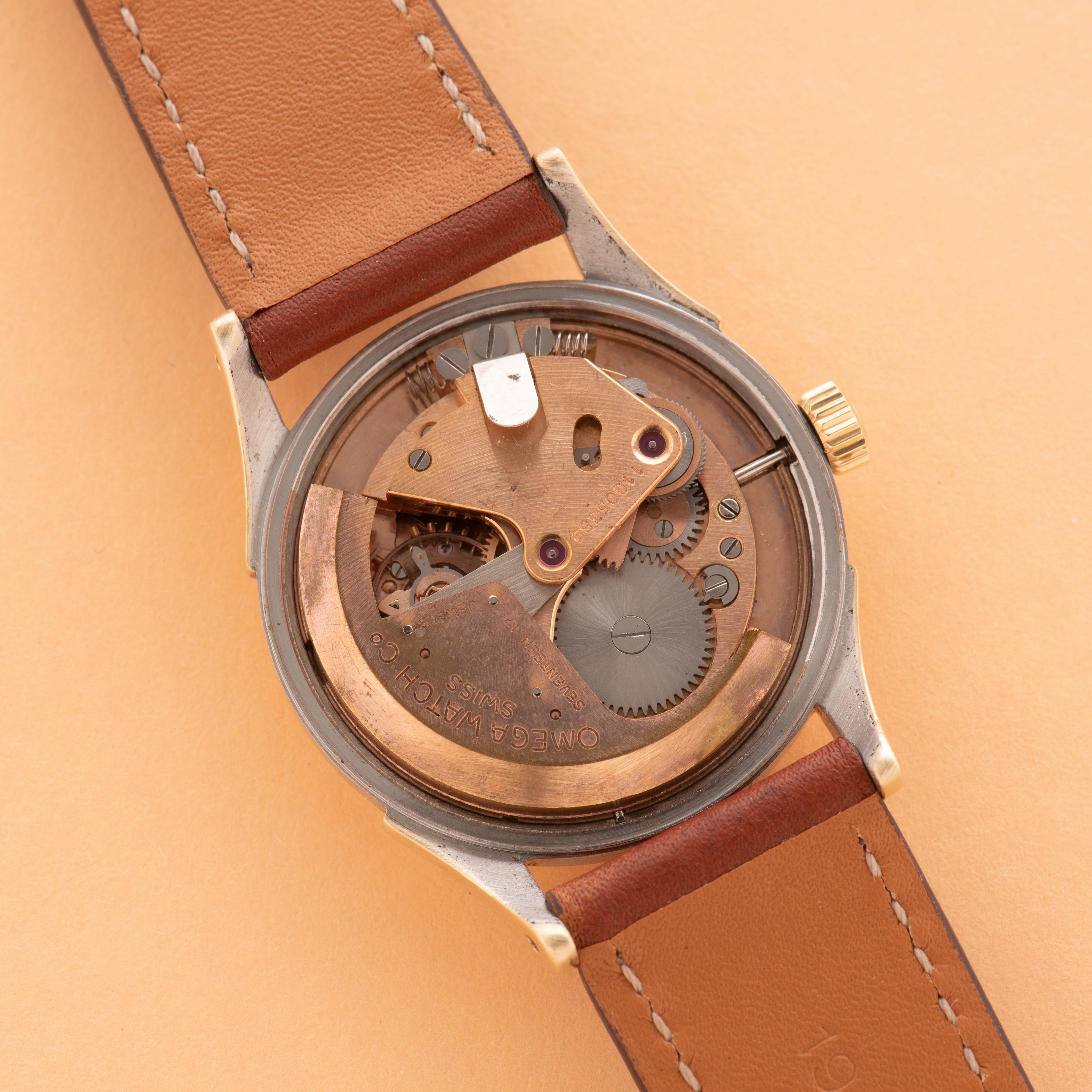 Vue de Omega Automatic Bumper cal 28.10 réf 2438-4 from 1947