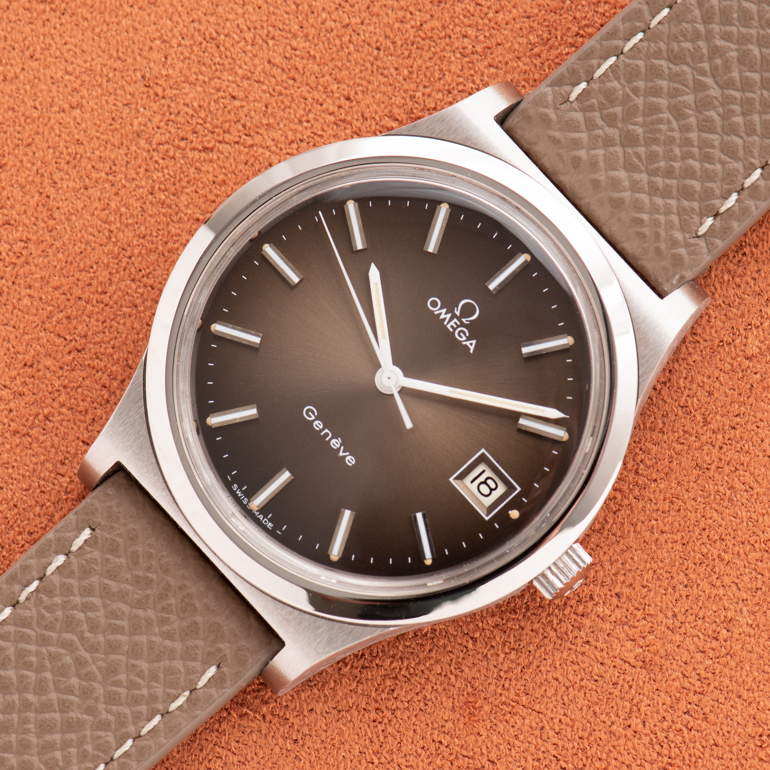 Zicht op Omega Genève Mécanique Date Brown Dial Réf 136.0102 from 1974