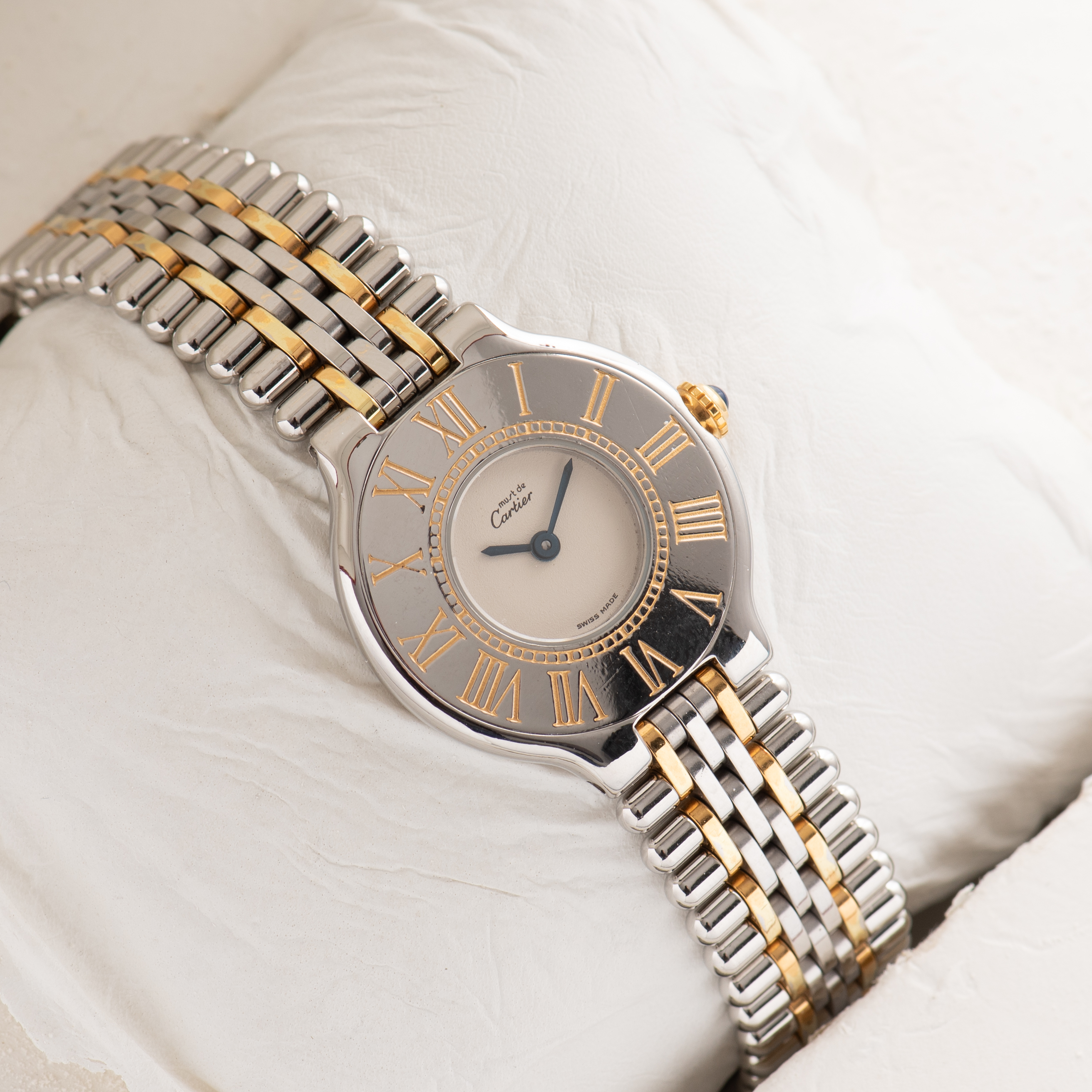 Zicht op Cartier Must de 21 "Grain de Riz" Réf 9010