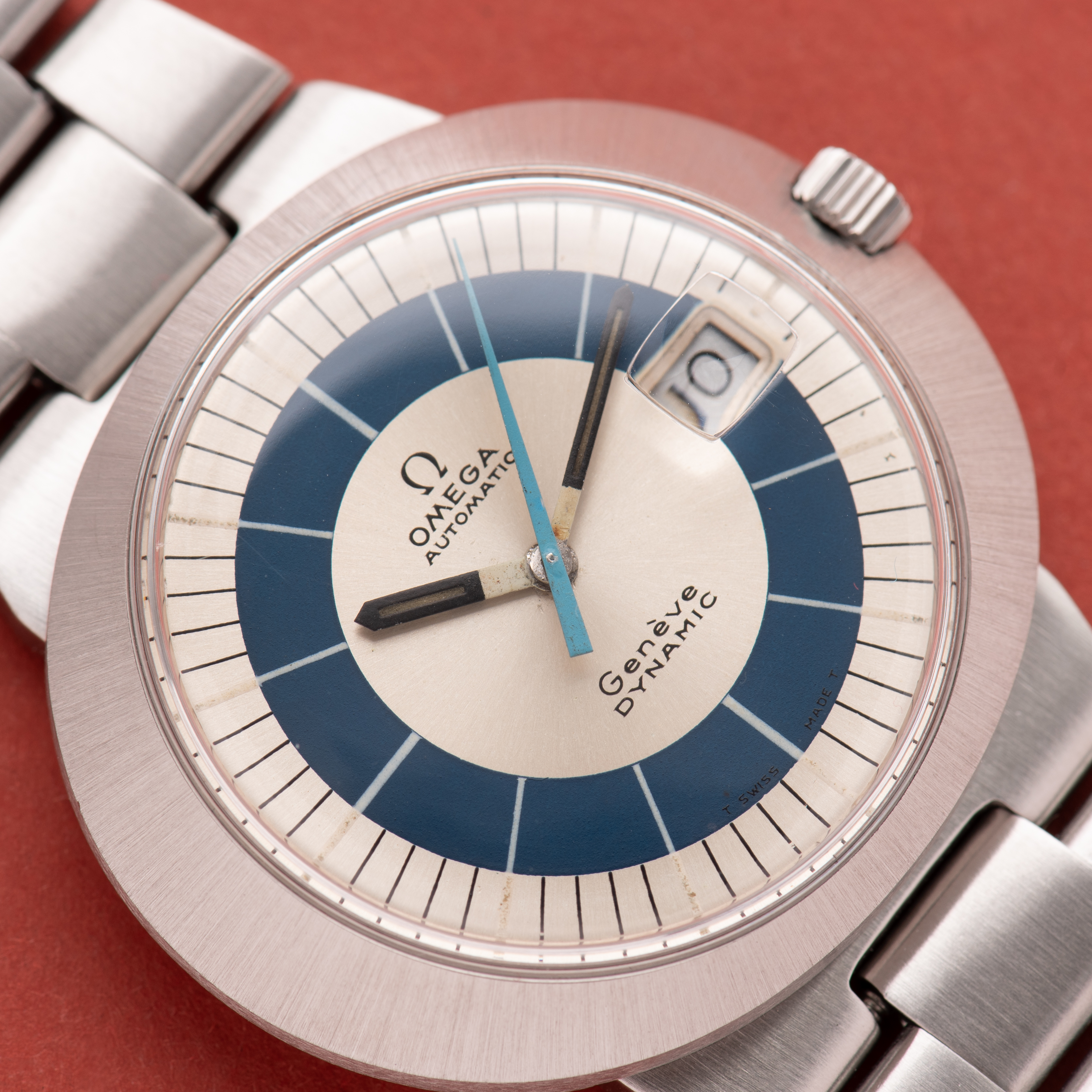 Zicht op Omega Genève Dynamic Automatic Blue Dial uit 1968 Ref 166.039