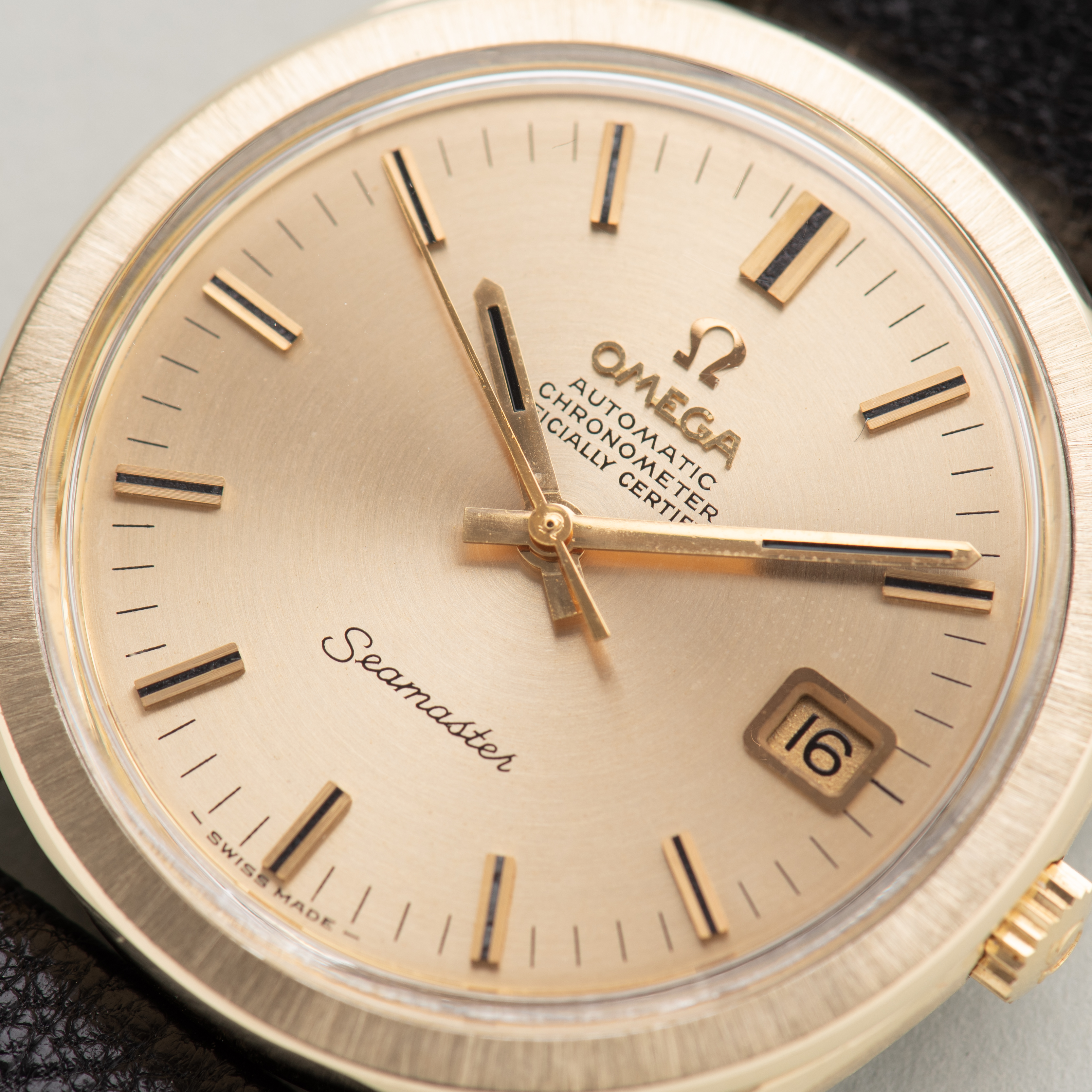 Zicht op Omega Automatic Chronometer Officialy Certified Seamaster réf 168.022/166.028