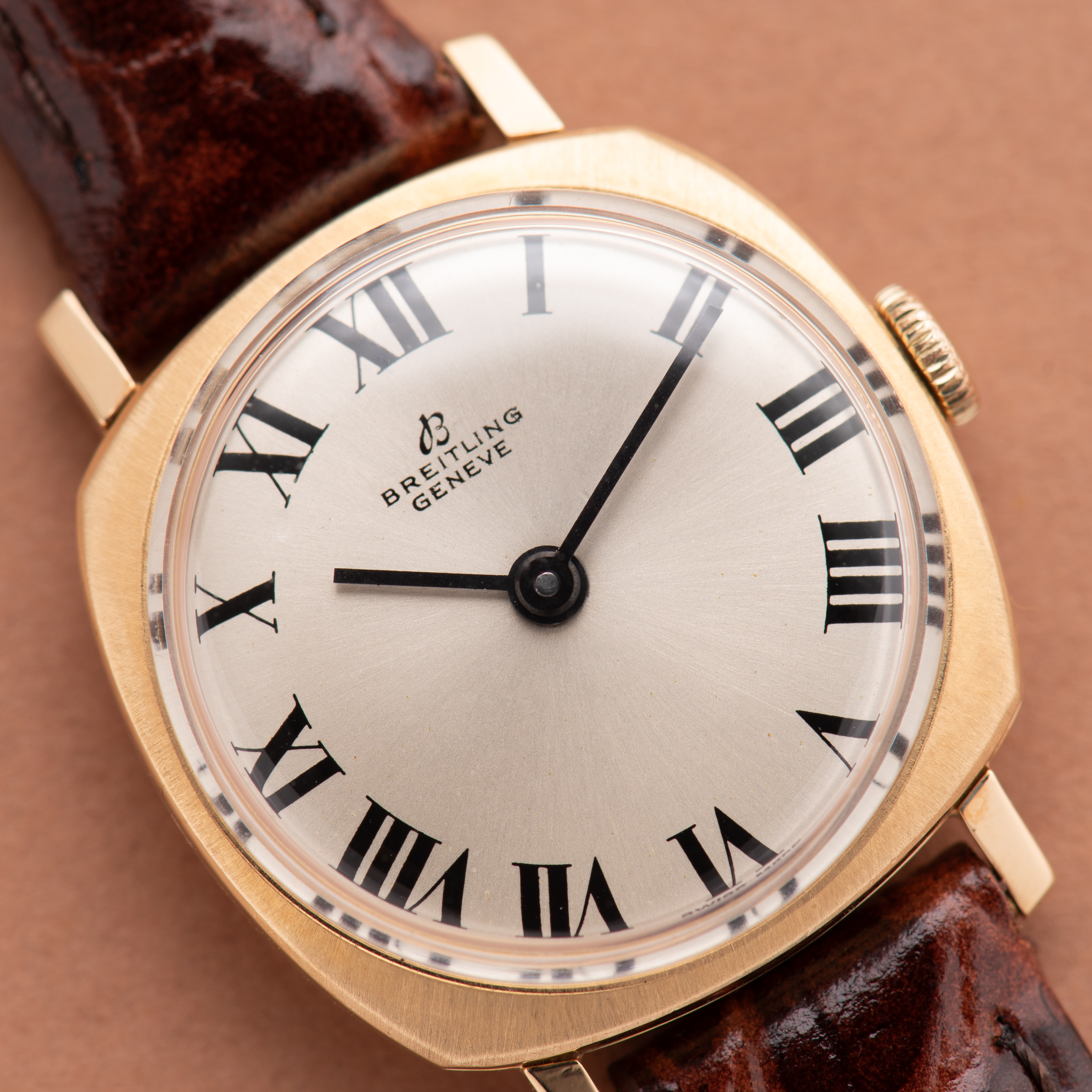 View of Breitling Genève Roman dial gold 18k ref 73/219B ETA 2512