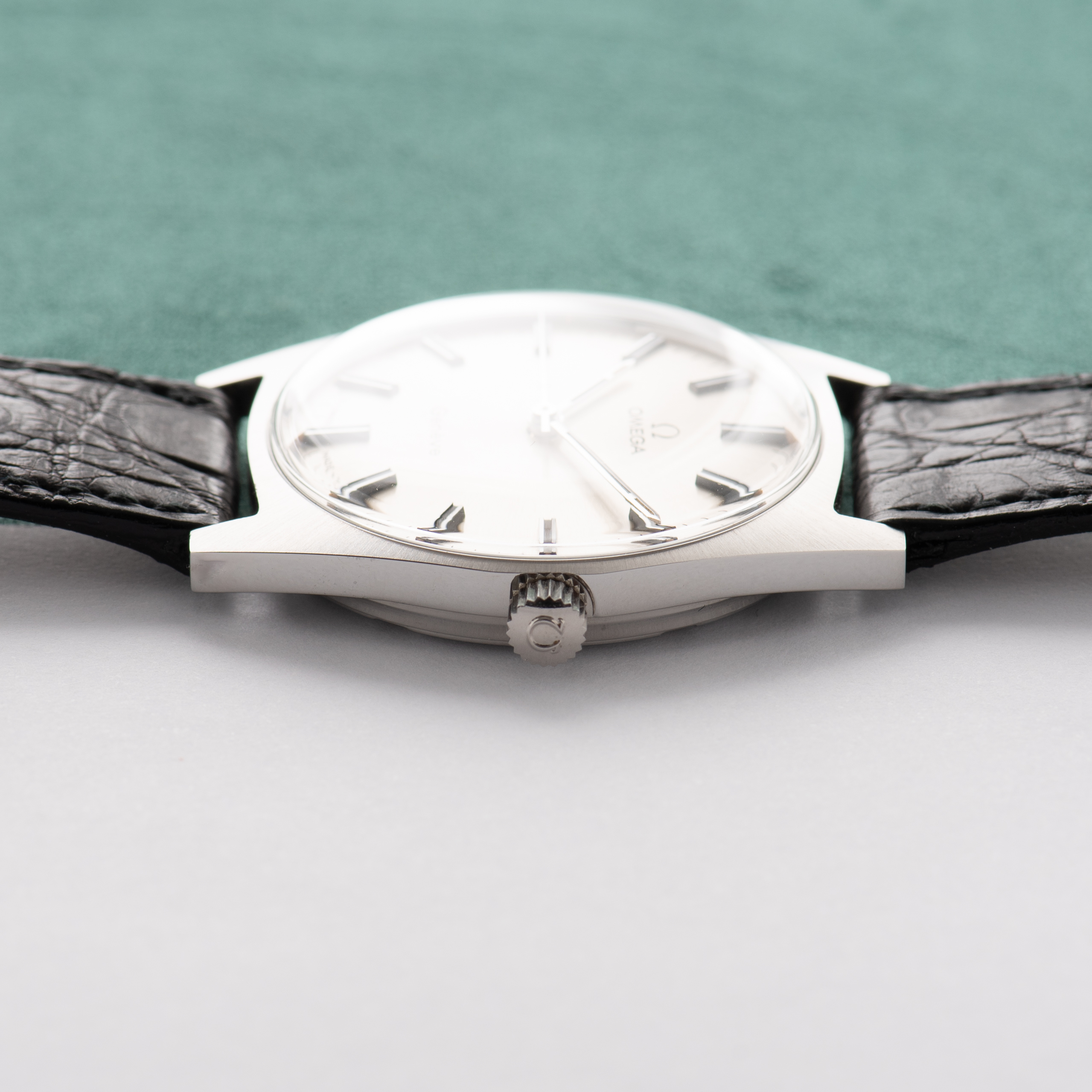 View of Omega Genève Mécanique Réf 135.041 from 1973 New Old Stock with box and sticker