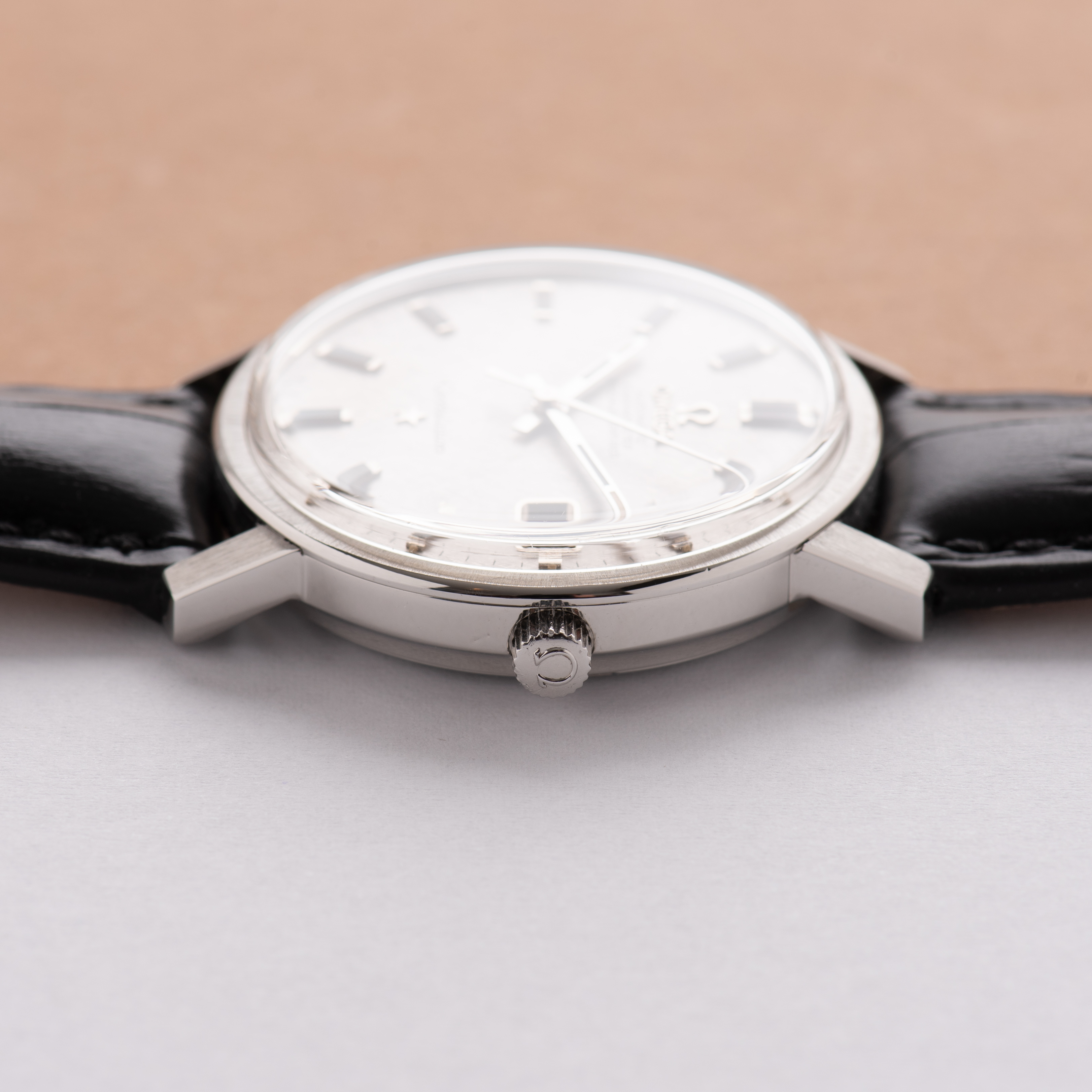 Zicht op Omega Automatic Chronometer Constellation réf 168.018 Tapisserie Dial Silver