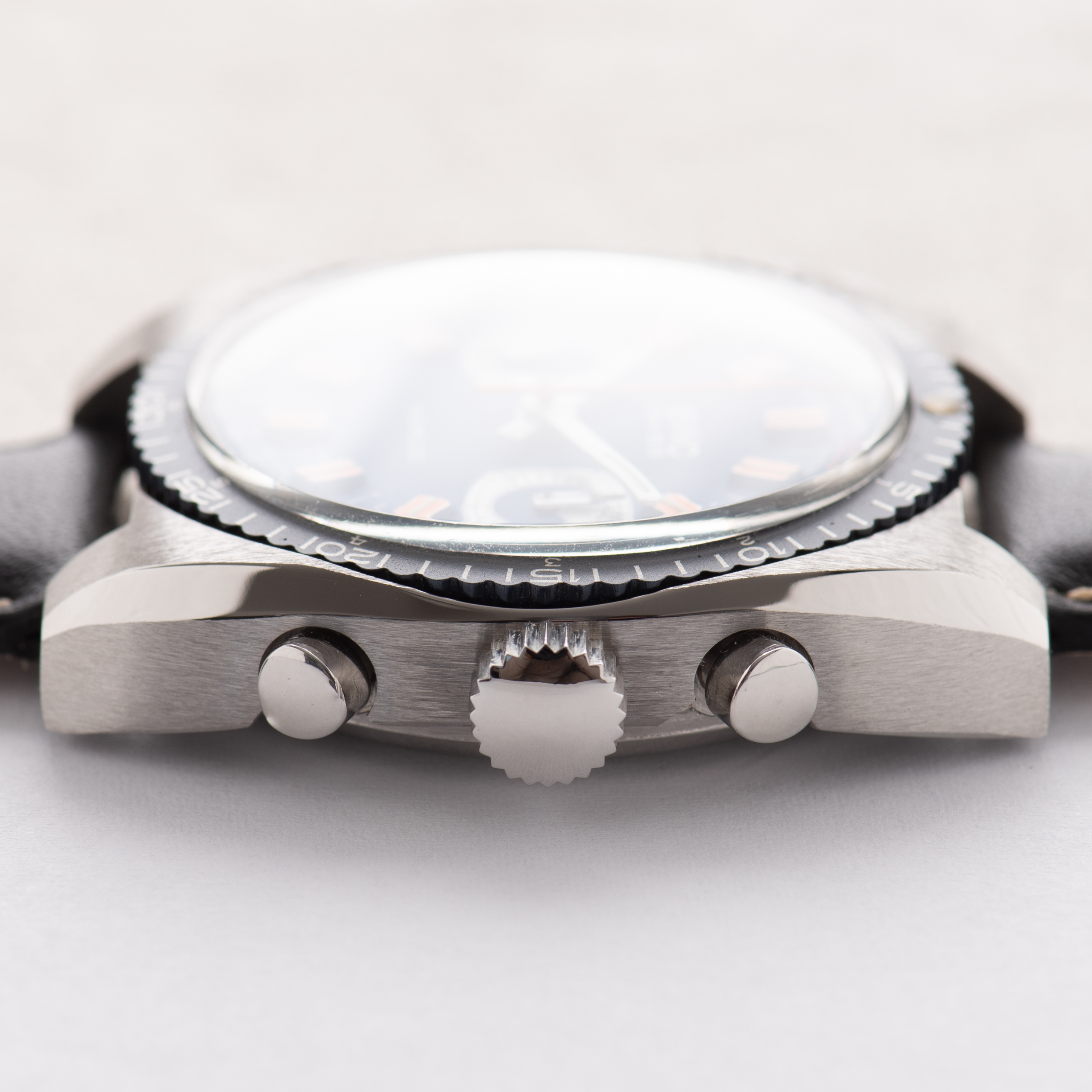 Zicht op BWC Swiss Incabloc Chronograph Valjoux 7733