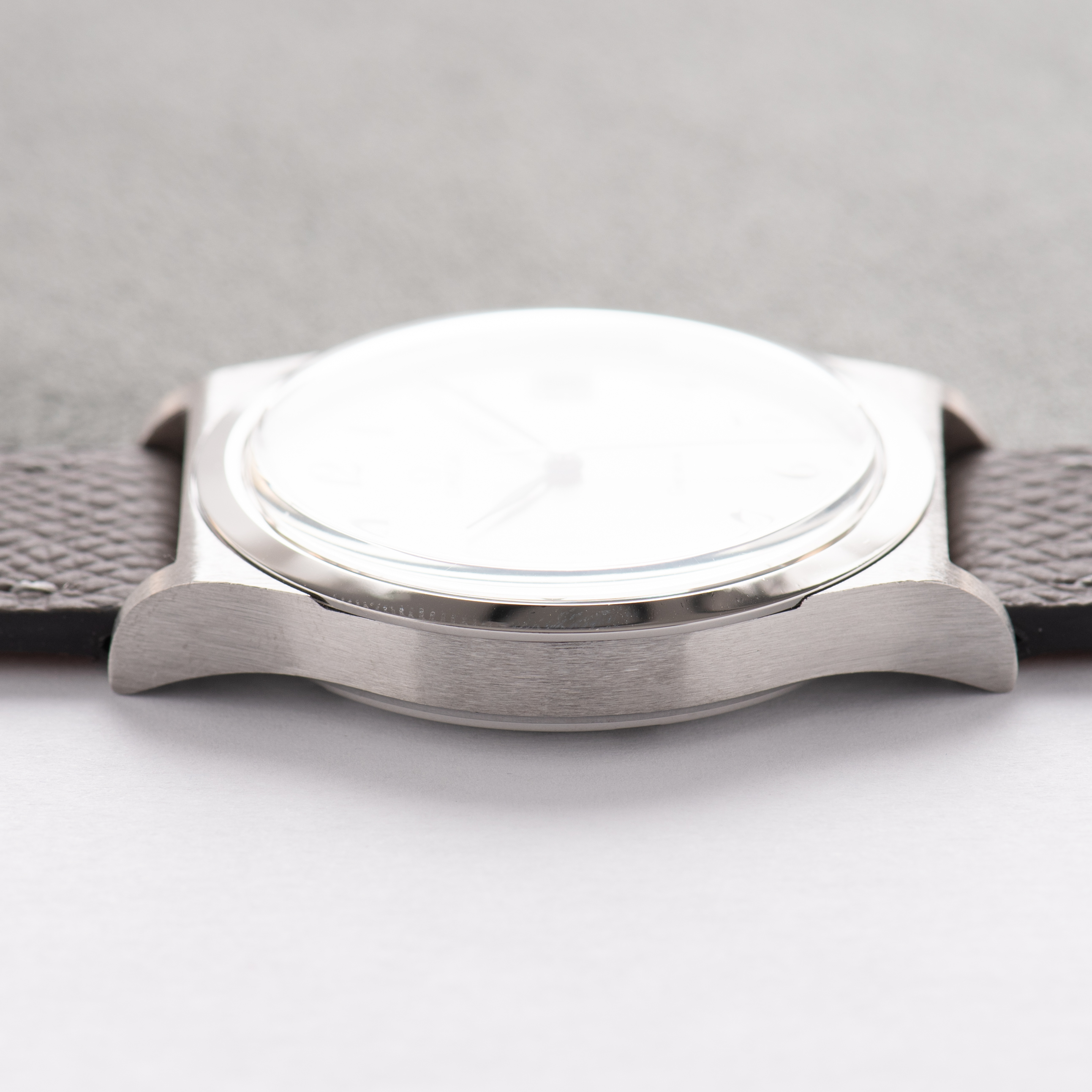 Vue de Omega Genève Mécanique Date Breguet Grey Dial Réf 136.0102 from 1975