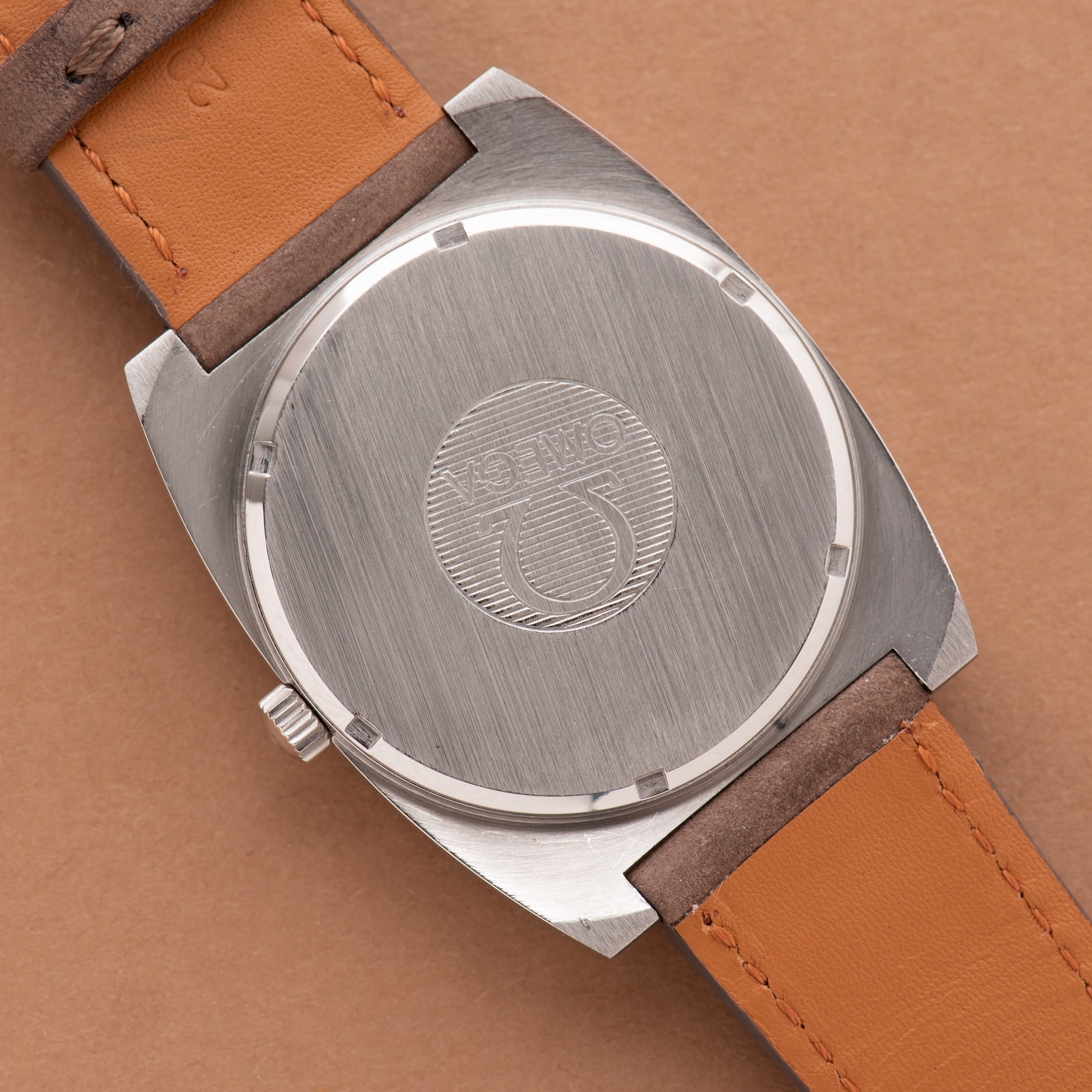 Zicht op Omega Genève Automatic Day Date from 1973 Réf 166.0188