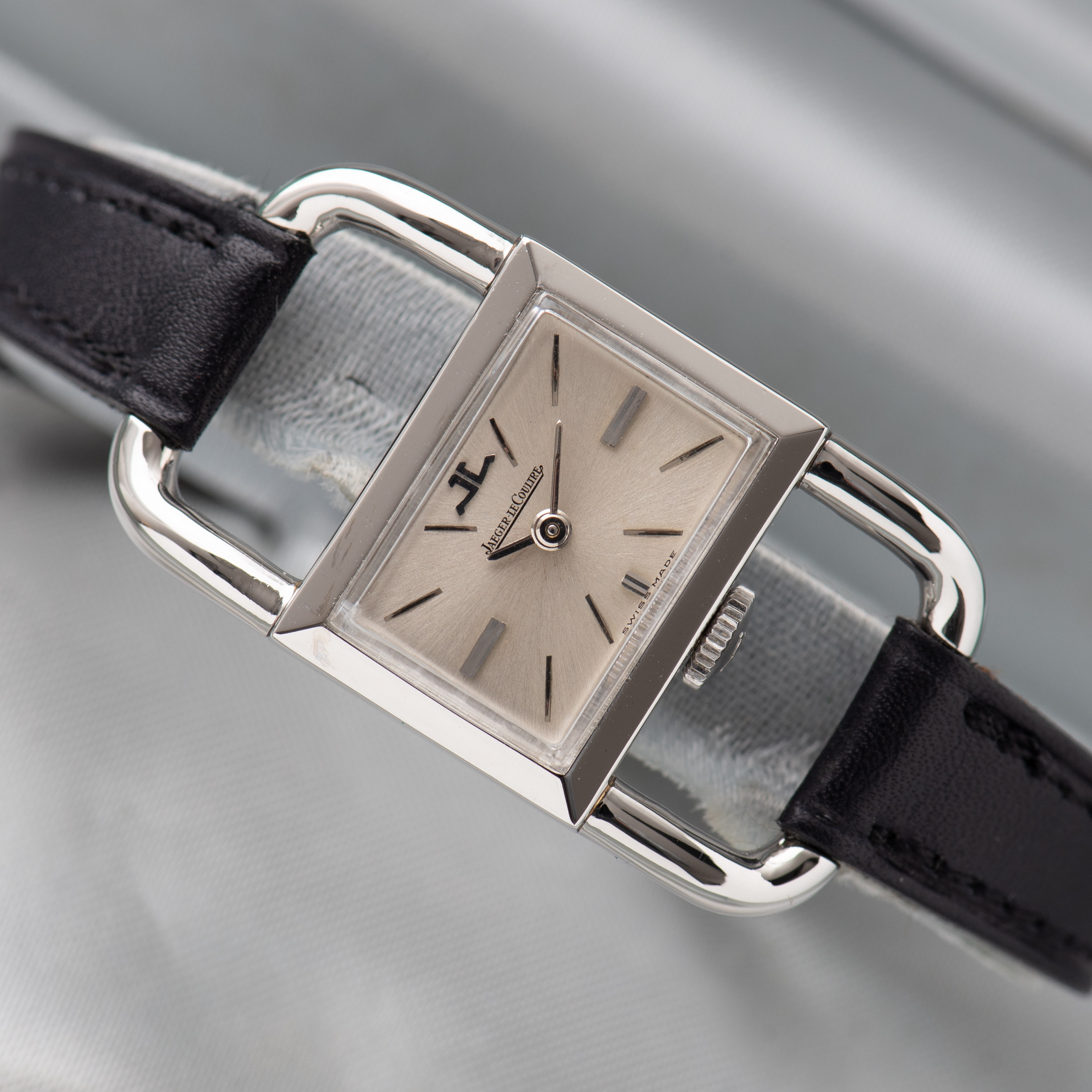 Zicht op Jaeger-LeCoultre Etrier Lucchetto voor Hermes Silver Dial Ref 1670.42