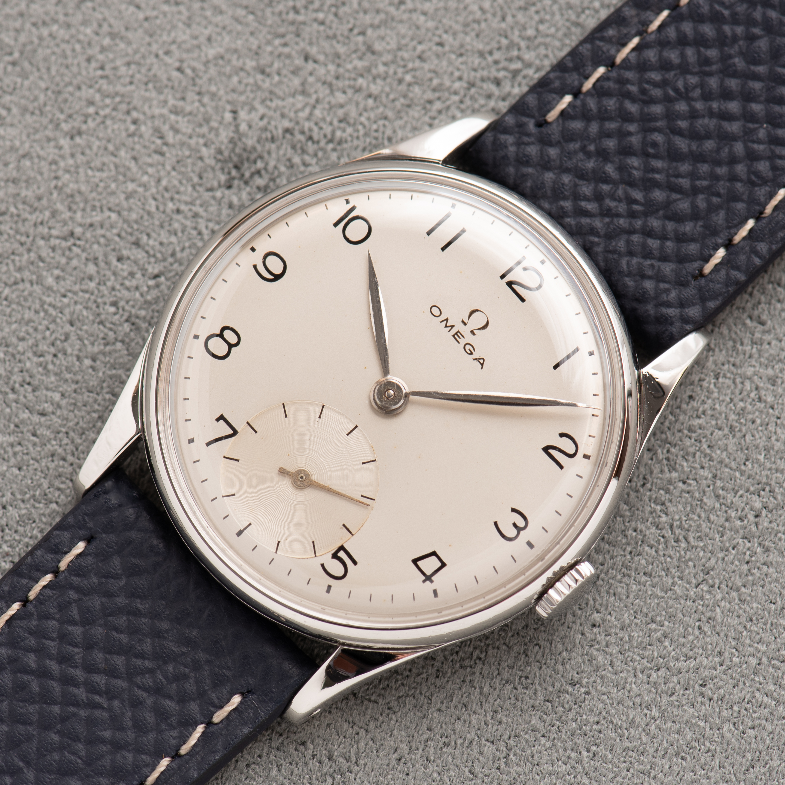 View of Omega Dress Watch Steel réf 2405-2 from 1944