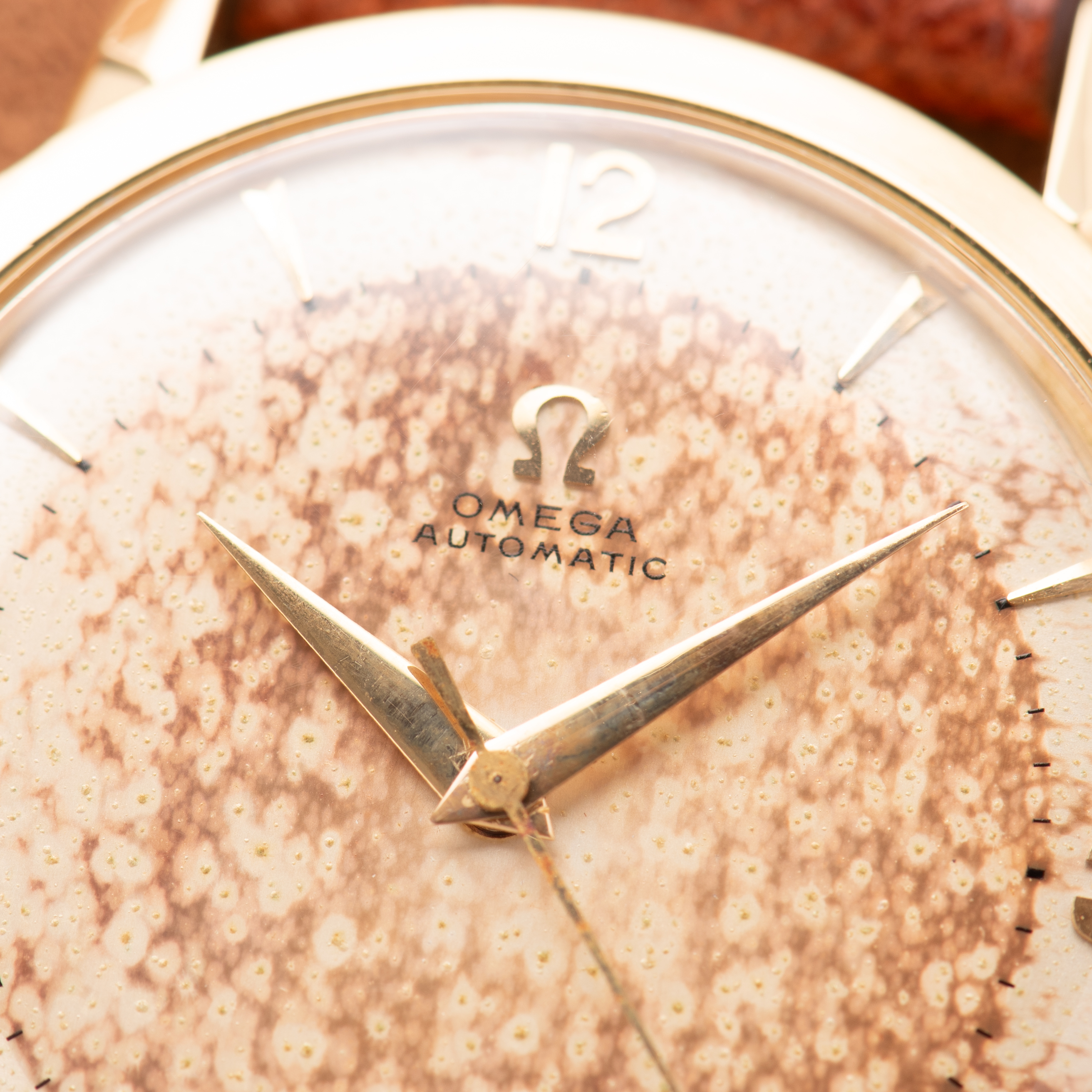 Vue de Omega Automatic Bumper Patina Dial Gold 18K Réf 2710 SC from 1954