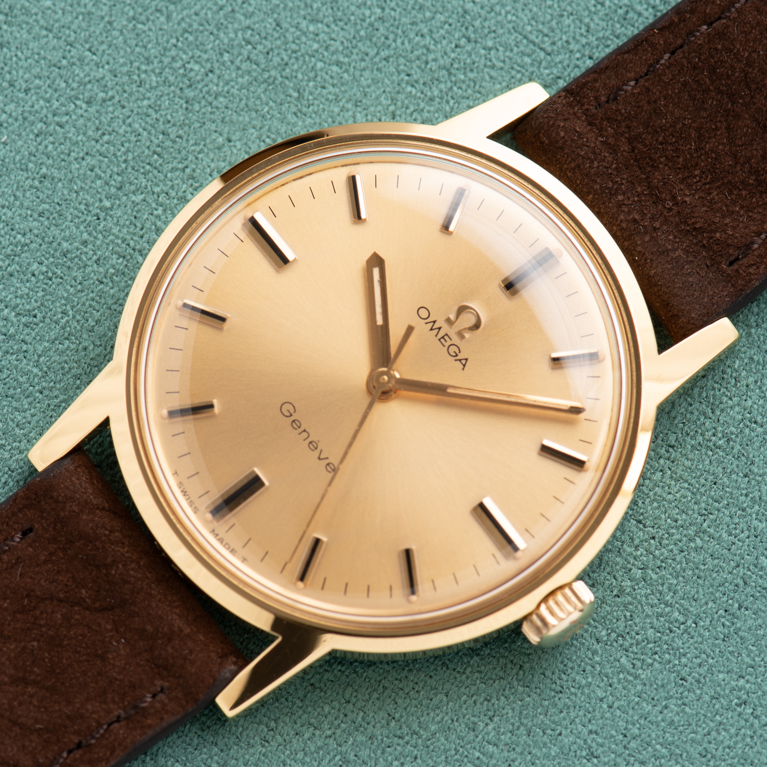 Zicht op Omega Genève Gold dial Réf 135.070 from 1969