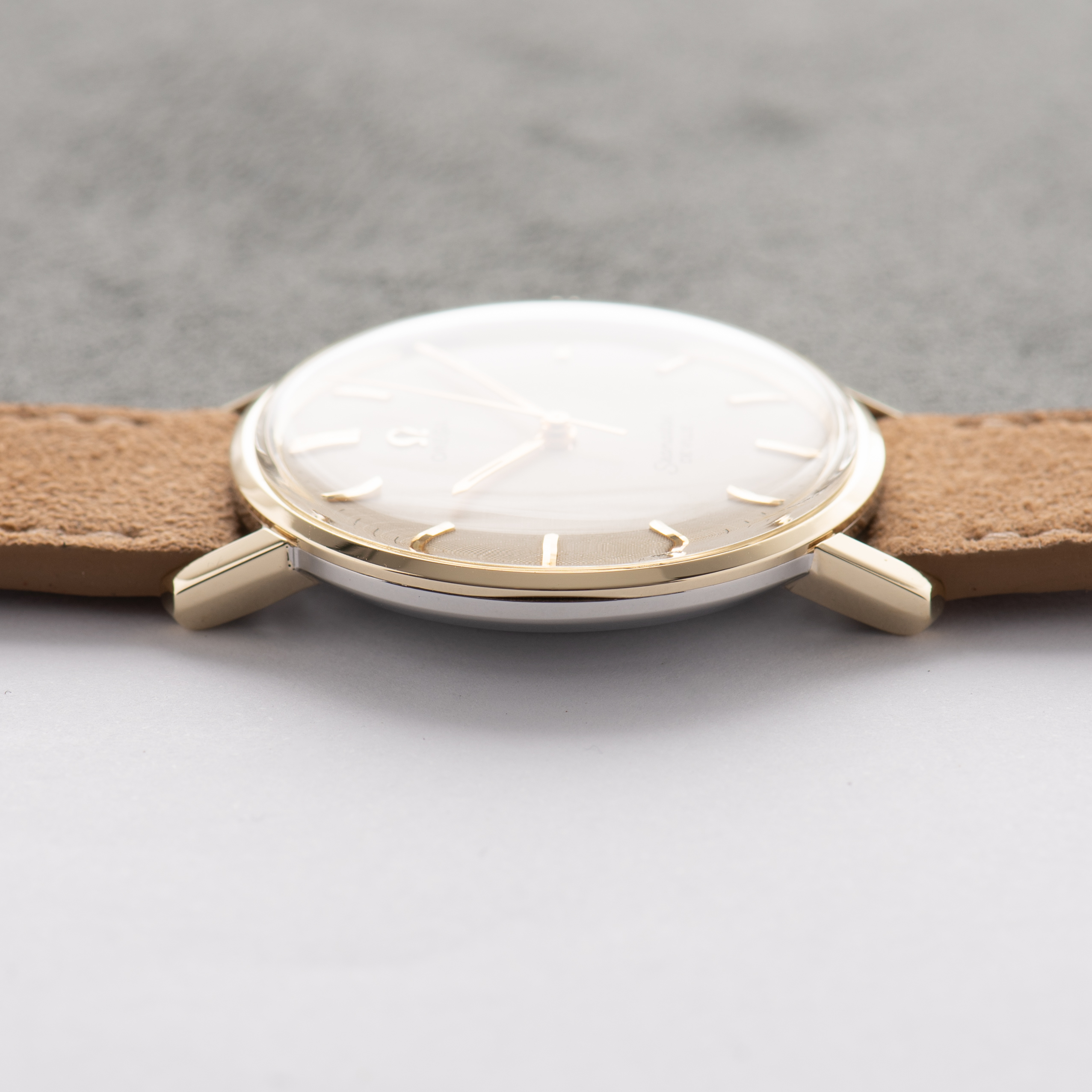 Zicht op Omega Seamaster De Ville "Linnen Dial" Cream Gold/Steel Ref 135.020 vanaf 1964