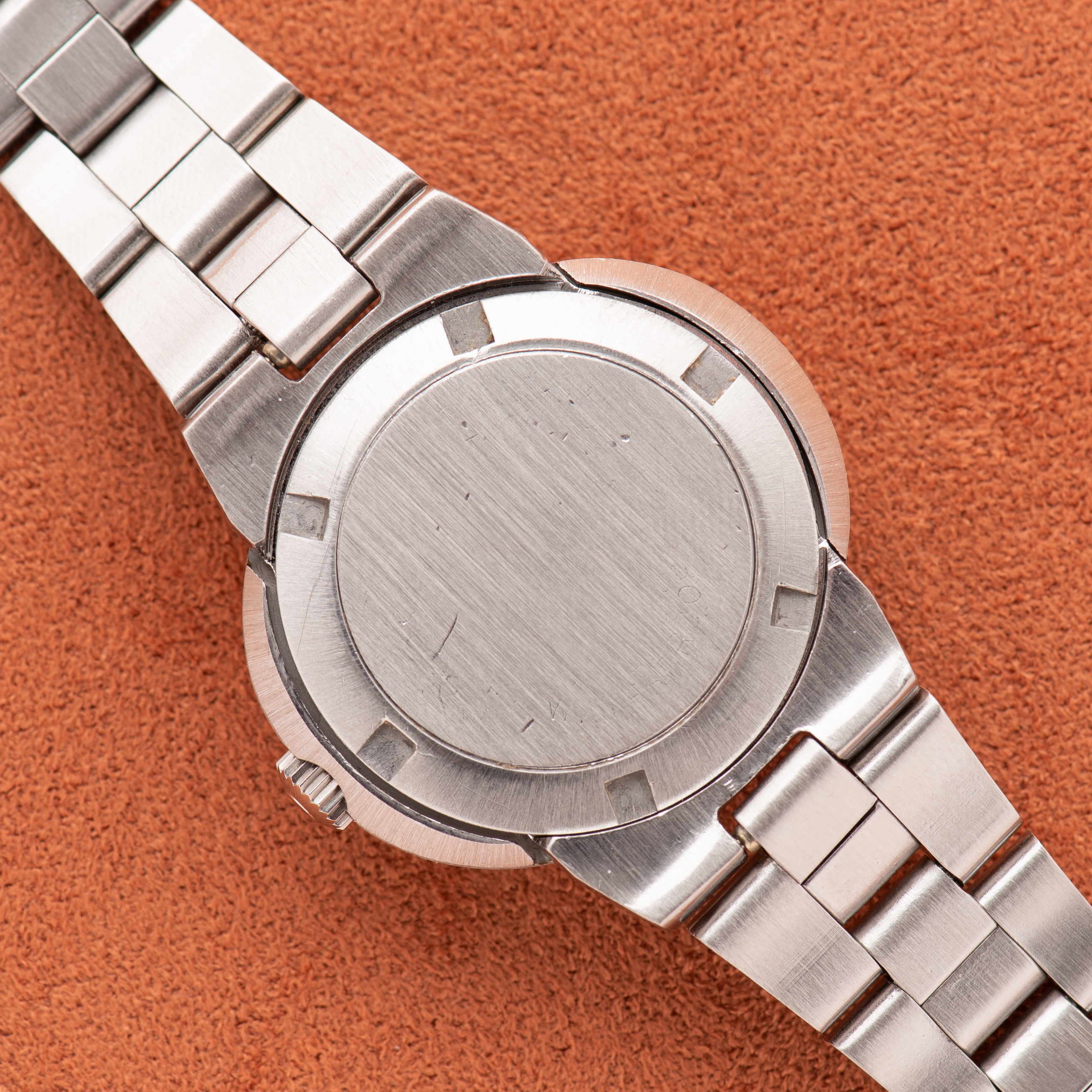 Vue de Omega Automatic Genève Dynamic Date White Racing dial Réf 566.015