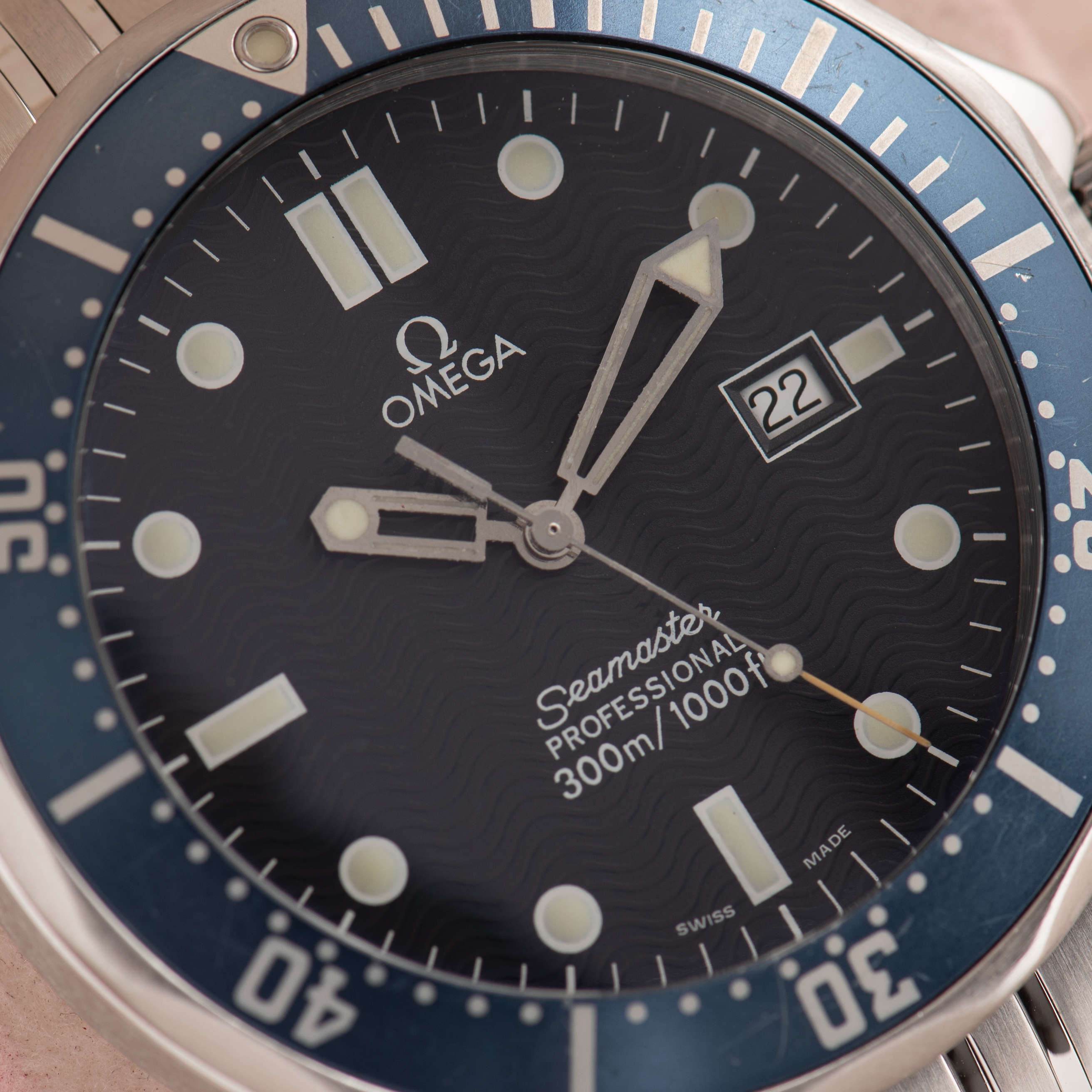 Zicht op Omega Seamaster Diver 300M "James Bond" Réf 2541.80.00 from 2000 Full Set