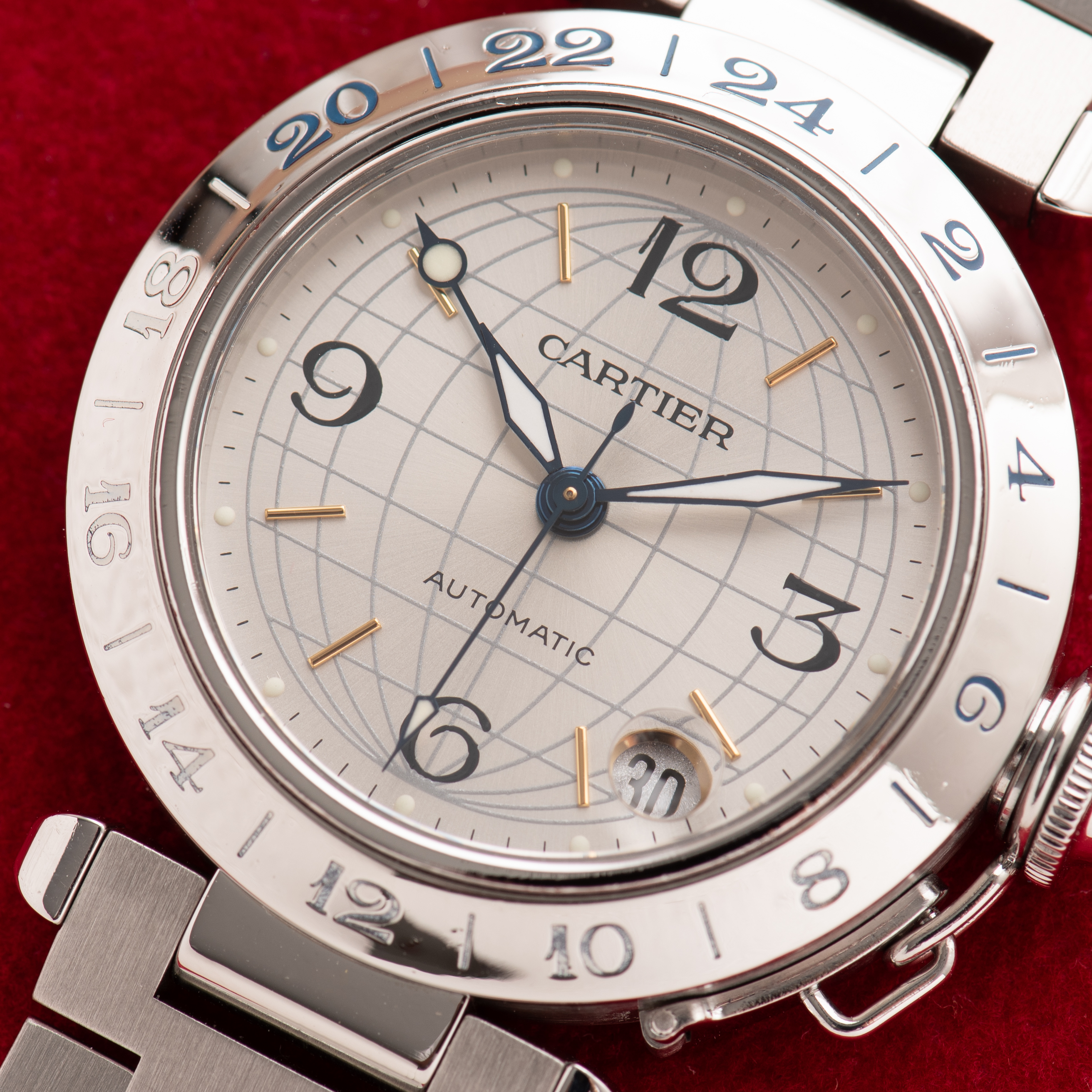 Zicht op Cartier Pasha Automatic GMT réf 2377
